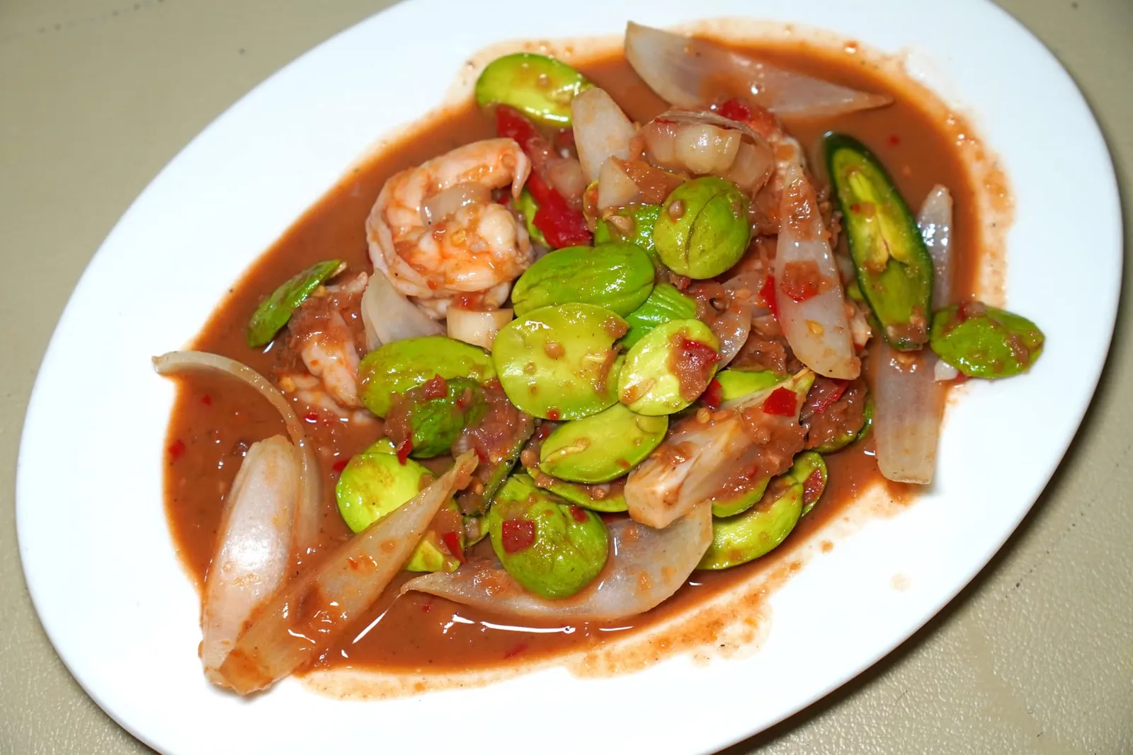 สะตอผัดกะปิกุ้ง (200+)Stir-Fried Stink Bean with Shrimp Paste and Chili Sauceทางร้านใช้สะตอข้าวจากจังหวัดสุราษฎร์ธานีซึ่งมีความกรอบ ไม่ขม รับประทานได้ง่าย จากนั้นผัดมากับกุ้งและกะปิคุณภาพดีให้ความหอม เค็ม อุมามิ รสชาติยังมีความเผ็ดที่กำลังพอเหมาะอีกด้วย (14/20)