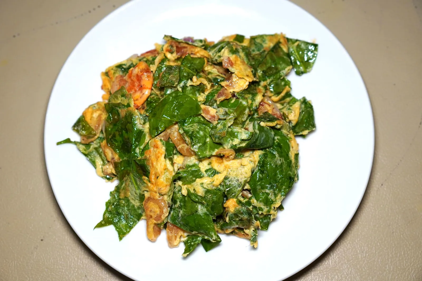 ยอดเหลียงผัดไข่ (140+)Stir-Fried Gnetum Gnemon with Eggหนึ่งรายการที่ทำออกมาได้ดีมาก ๆ คือยอดใบเหลียงที่ผัดกับไข่และกุ้งเสียบ ใบเหลียงชิ้นมีความนุ่มพอเหมาะ ไม่กระด้าง มีกลิ่นหอมของไข่ที่พอเหมาะพอดี (14/20)