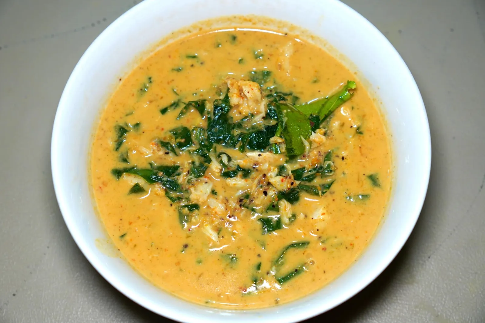 แกงคั่วเนื้อปูใบชะพลู (380+)Red Curry with Crab Meat and Piper sarmentosumแกงคั่วเนื้อปูมีความครีมมี่และหวานมันของกะทิในอัตราส่วนที่พอเหมาะ รสชาติจัดจ้านตัดกันกับความหวานของเนื้อปูและความเค็มของใบชะพลู (14/20)