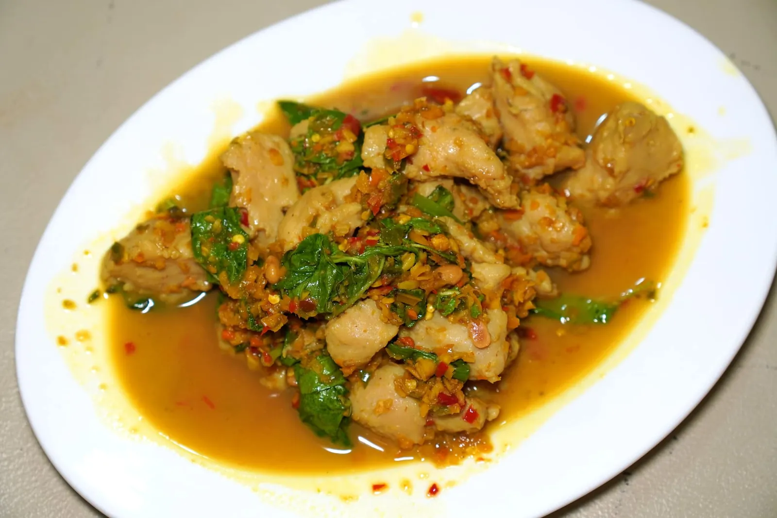 ผัดฉ่าลูกชิ้นปลากราย (180+)Stir Fried Fish Ball with Herb and Chiliลูกชิ้นปลากรายมีเนื้อสัมผัสที่พอใช้คือมีความหนึบแต่ยังขาดความนุ่มไปบ้าง ทางร้านนำมาผัดฉ่ารสชาติจัดจ้านถึงเครื่อง (13/20)