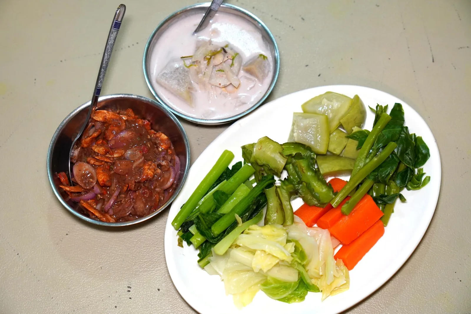 น้ำพริกกุ้งเสียบ (160+)Grilled Shrimp Paste Chili Sauceมาร้านอาหารใต้ต้องไม่พลาดชิมน้ำพริกกุ้งเสียบ กุ้งเสียบความกรอบ นอกจากนี้ยังมีความเค็มนัวของกะปิชั้นดี ทางร้านเสิร์ฟมาคู่กับผักต้มและเมนูต้มกะทิเพื่อลดทอนความจัดจ้านลงไป (13/20)
