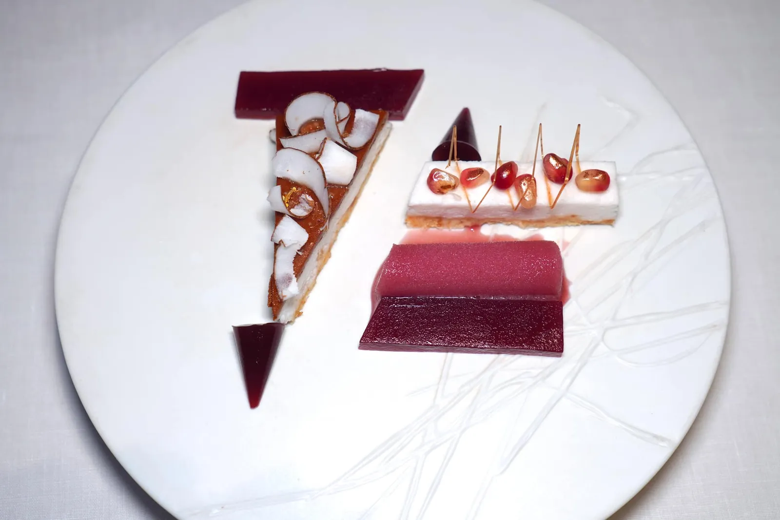 COCONUT SWEETNESS IN A LIGHT MOUSSEtangy pomegranate confit, praline and crunchy almond and coconutมะพร้าวเสิร์ฟมาเป็นมูสรสหวานและหอมรองด้านล่างด้วยฐาน Praline ที่เตรียมมาจากถั่วอัลมอนด์และมะพร้าว ยังมีองค์ประกอบของเนื้อมะพร้าวที่เสริมด้วยอโรมาของพริกไทยเพียงเบา ๆ และเมล็ดทับทิม ข้าง ๆ กันคือทับทิมที่ผ่านการกงฟีมาเสิร์ฟมาเป็น Mousseline และ Sorbet ช่วยสร้างความเปรี้ยวและสดชื่นให้กับจานได้ดีมาก ๆ (19/20)