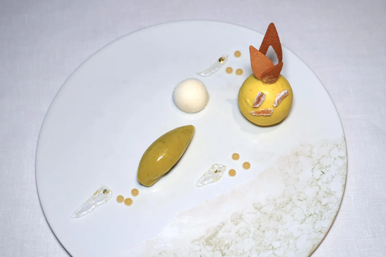 PINEAPPLE FRUITY MARMALADEplain and creamy aloe vera, green juice sorbet, confit gingerของหวานจานนี้คือสับปะรดเสิร์ฟมาในรูปแบบของแยมรองด้านล่างด้วยครีมขิงภายในองค์ประกอบทรงกลม ด้านบนคือแผ่นบิสกิตกรอบ รอบ ๆ คือว่านหางจระเข้เสิร์ฟมาใน 2 รูปแบบที่แตกต่างกันคือเสิร์ฟมาแบบธรรมชาติและครีมทรงกลม สุดท้ายคือซอร์เบท์สีเขียวที่ผสานเซเลอรี่, แอปเปิ้ล Granny Smith, มะนาว และแตงกวาลงไปด้วยกันช่วยสร้างความสดชื่นได้อย่างไร้ที่ติ (18/20)