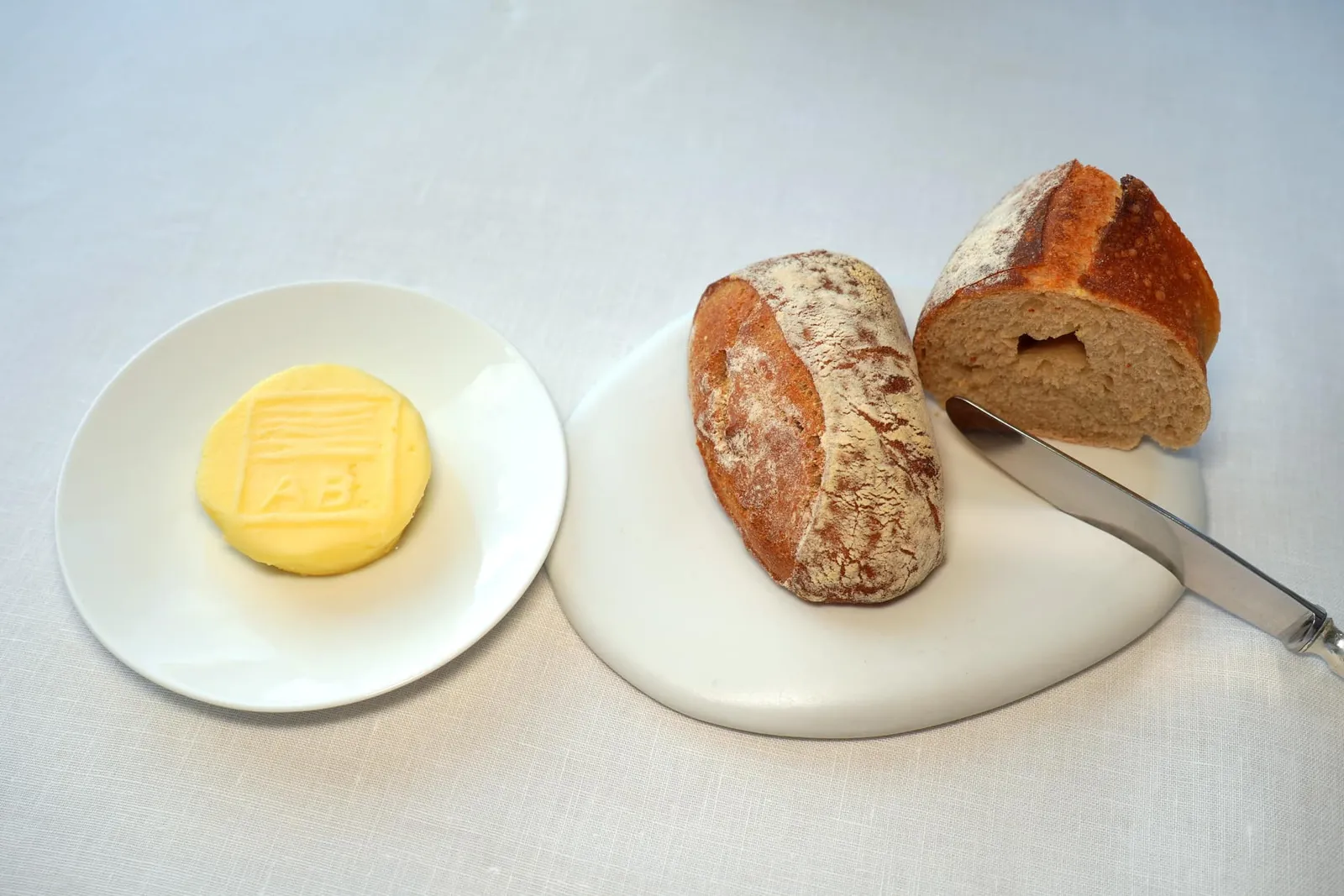 BREAD AND BUTTERพนักงานจะเสิร์ฟขนมปังที่ทำมาจากแป้งที่บดด้วยโรงโม่ (Millstine Flour) ให้เนื้อสัมผัสที่โดดเด่นจับคู่มากับเนยคุณภาพสูงจาก Maison Beillevaire ซึ่งเป็นวัตถุดิบขึ้นชื่อของแคว้น Normandie และมีรสเค็มของเกลือจาก Noirmoutier ซึ่งเป็นแหล่งผลิตเกลือที่สำคัญในแคว้น Brittany