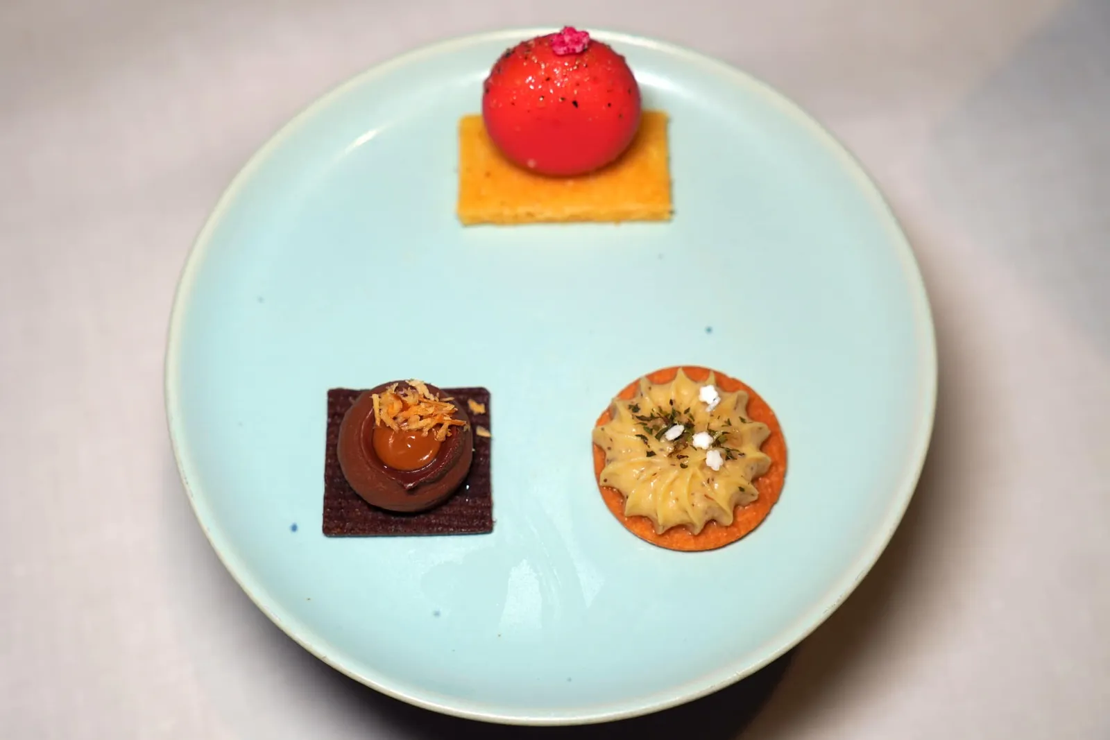 Mignardisesปิดท้ายด้วยขนมหวาน Biscuit with Kiwi and Mint Flavour, Strawberry with Cottage Cheese and Kumquat Pepper และ Chocolate with Hazelnut and Tonka Beans