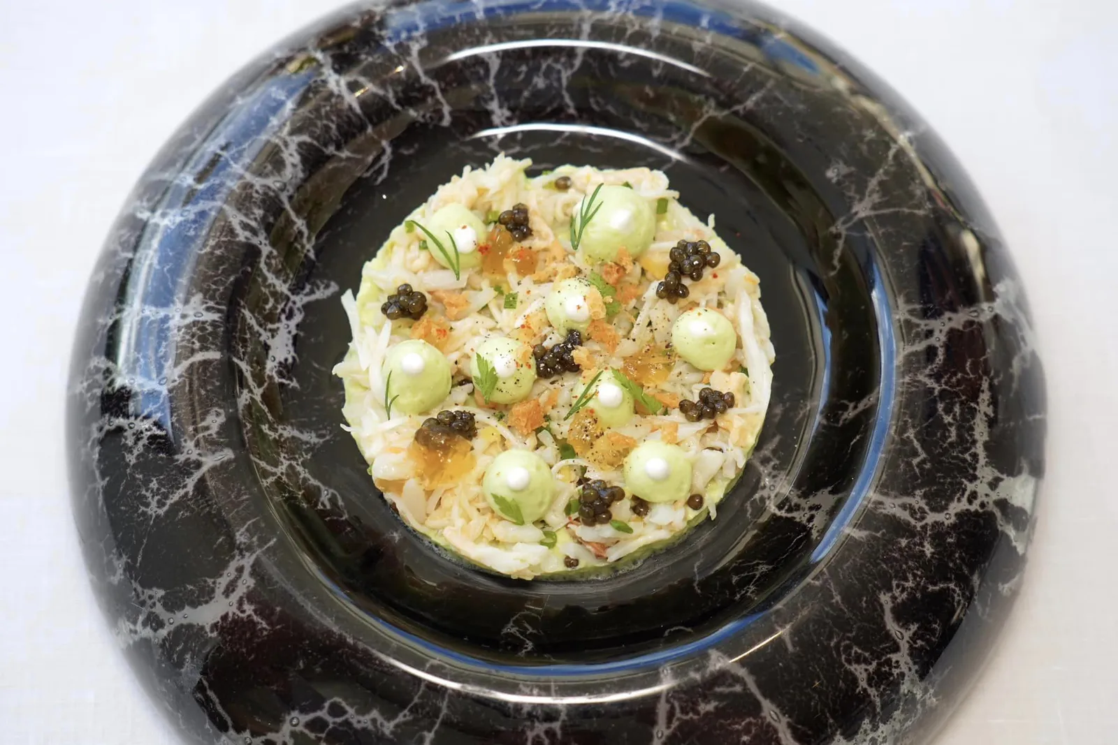 SPIDER CRAB WITH CITRUS FRUITOssetra caviar and Maud's brocoli cream, consomme as a jelly with tonka beanคอร์สนี้คือปูแมงมุมสด ๆ มีรสชาติหวานและกลิ่นที่หอมโดดเด่นจับคู่กับความหวานและครีมมี่ของบล็อคโคลี่ที่เตรียมมาในลักษณะของ Bavarois หรือครีมเนื้อเนียน ด้านบนท็อปด้วยเจลลี่ถั่วตองกาและออสซีตร้าคาเวียร์จาก Maison Petrossian ให้กลิ่นอายของทะเลและรสชาติเค็มเพียงเบา ๆ (18/20)