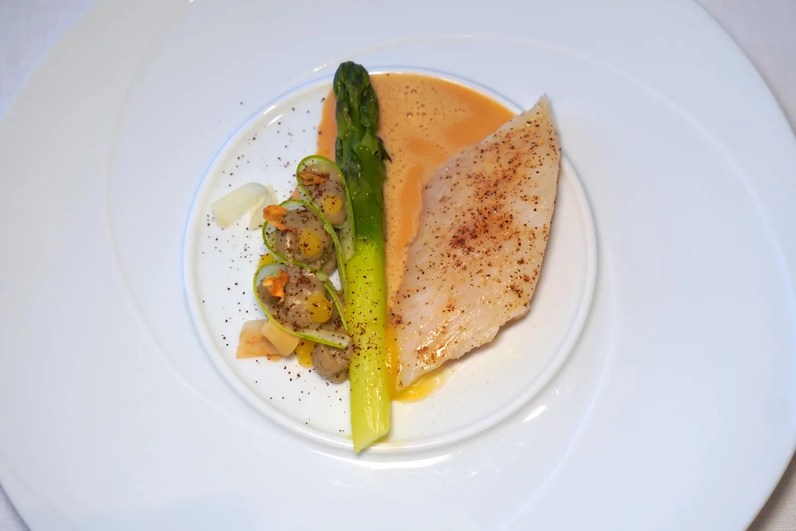 JOHN DORY STEAMED WITH COFFEEMonsieur Poupard's green asparagus and Macau artichokes, barigoule and local fish soup with coffeeSaint Pierre หรืออีกชื่อหนึ่งคือปลา John Dory ที่เชฟนำไปนึ่งกับกาแฟจนสุกกำลังดีและมีอโรมาหอม ๆ เข้าเนื้อ เชฟเสิร์ฟมากับหน่อไม้ฝรั่งเขียวคุณภาพสูงจาก Monsieur Poupard ที่ผ่านการฝานเปลือกส่วนก้านออกเพื่อลดความกระด้าง นอกจากนี้บริเวณส่วนก้านยังมีเนื้อสัมผัสที่นุ่มละมุนจนเกือบจะใช้คำว่าละลายในปากได้อย่างไม่น่าเชื่อ บริเวณส่วนหัวมีความกรอบพอเหมาะ ข้าง ๆ กันคือ Barigoule มีลักษณะเป็นครีมแก่นตะวันหวานละมุน สุดท้ายพนักงานจะเทราด Cotriade หรือซุปปลาท้องถิ่นที่ใส่อโรมาของกาแฟลงไปด้วย (19/20)