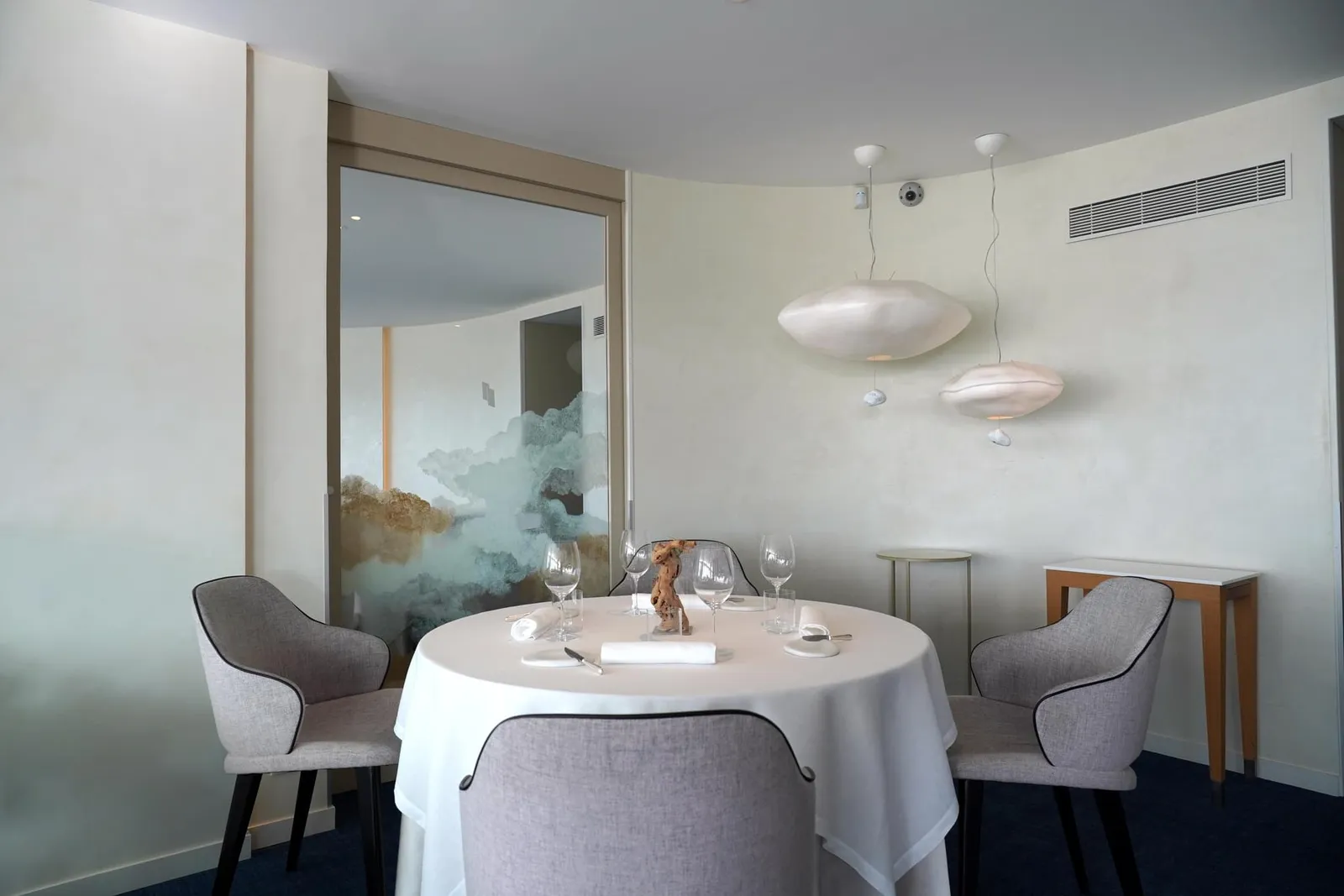 วันหนึ่งเจ้าของ Hôtel Anne de Bretagne คือคุณ Philippe และ Michèle Vételé ได้ชักชวนให้เขากลับมารับงานเป็นเชฟควบคุมห้องอาหาร Fine Dining ประจำโรงแรมตั้งแต่ปี 2016 ทั้งยังสามารถคว้ารางวัล 🌟🌟 2 MICHELIN Stars มาครองได้อีกด้วย