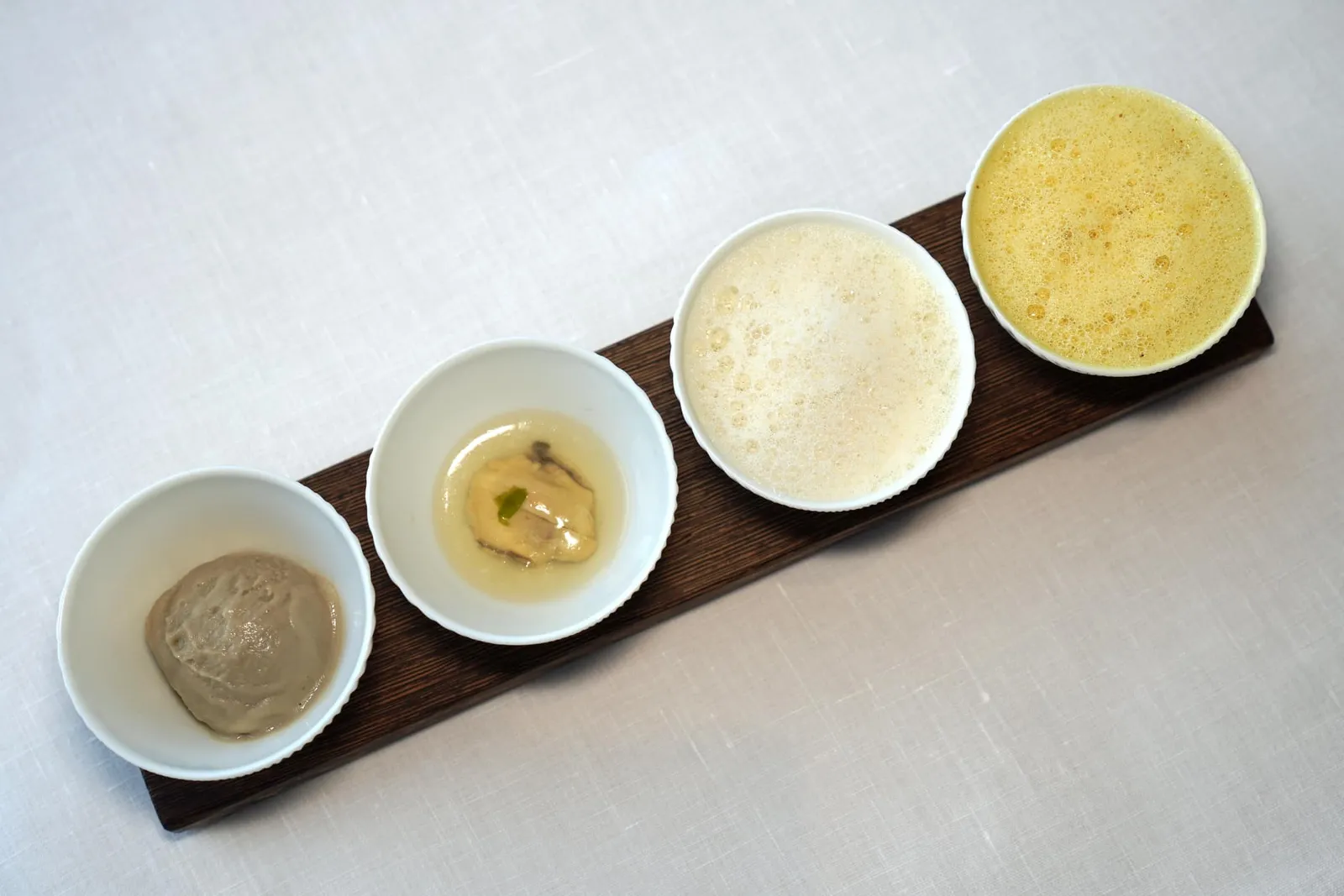 OYSTER OF GILLARDEAU FAMILYiced in sorbet, cold with cauliflower, warm in mariniere, hot with curry and cuminเริ่มต้นมื้ออาหารด้วยสุดยอดหอยนางรมของตระกูล Gillardeau ซึ่งเป็นหนึ่งในวัตถุดิบระดับโลกของแคว้น Brittany เชฟนำเสนอมาใน 4 รูปแบบและ 4 อุณหภูมิที่แตกต่างกันเริ่มต้นจากซ้ายไปขวาคือซอร์เบท์หอยนางรมเพียงครึ่งหนึ่งก่อนโดยตัวซอร์เบท์มีเนื้อสัมผัสเนียนละมุน มีอโรมาของทะเล มีอุณหภูมิเย็นจัด และไม่มีกลิ่นคาว ถัดมาคือหอยนางรมที่จับคู่กับเจลลี่กะหล่ำดอกหนึบ ๆ นิด ๆ ให้อุณหภูมิที่เย็น ถัดมาคือหอยนางรมเสิร์ฟมาในซอส Mariniere ที่เกลซด้วยไวน์ขาวให้รสชาติเปรี้ยวเบา ๆ เสิร์ฟมาอุ่น ๆ สุดท้ายคือหอยนางรมเสิร์ฟมากับซอสที่มีส่วนผสมของเครื่องแกงและขมิ้นให้รสชาติและอโรมาที่ค่อนข้างแรงและอุณหภูมิที่ร้อนกว่าจานอื่น ๆ จากนั้นปิดท้ายด้วยซอร์เบท์อีกครึ่งหนึ่งที่เหลือ หลังจากชิมมาครบทุกจานแล้วจะพบว่ารสชาติของซอร์เบท์เปลี่ยนไปอย่างเห็นได้ชัด (17/20)