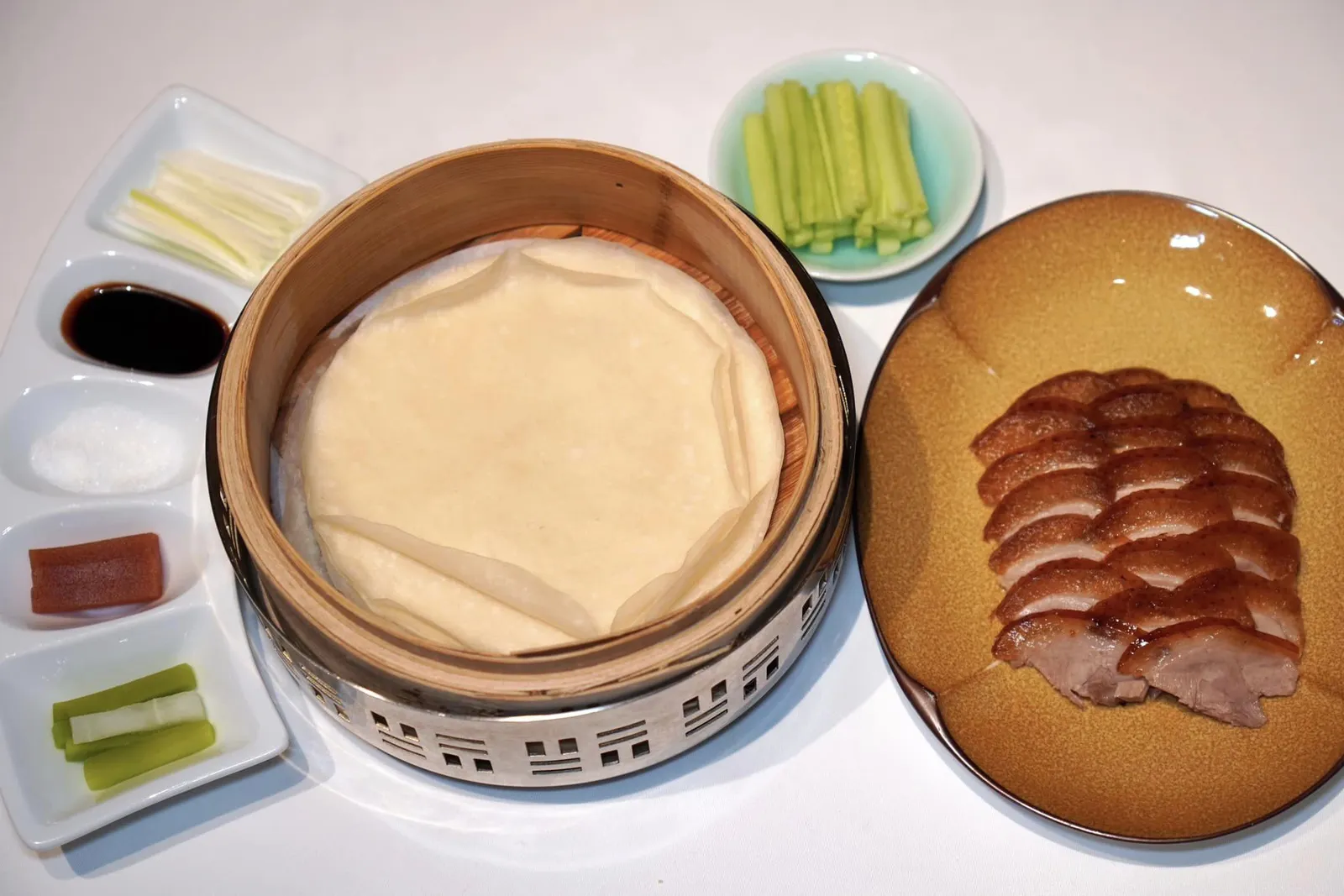 老北京烤鸭 (358 CNY+)Beijing Roasted Duckถัดมาคือหนังส่วนอื่น ๆ ที่เชฟจะทำการเลาะไขมันใต้ชั้นผิวหนังออก จากนั้นเสร็จมาให้รับประทานกับแผ่นแป้ง ซอสฮอยซิน และต้นหอม (15/20)