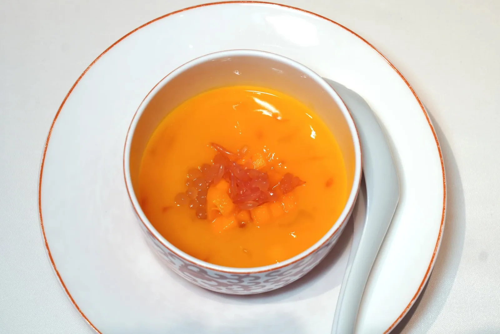 杨枝甘露 (48 CNY+)Chilled Mango Sago Cream with Pomeloสุดท้ายคือครีมมะม่วงเนื้อเนียนเสิร์ฟมากับสาคูนุ่มหนึบและส้มโอ (15/20)