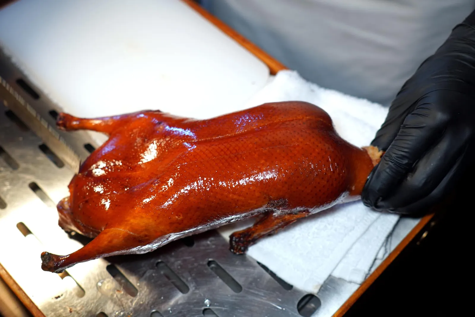 老北京烤鸭 (358 CNY+)Beijing Roasted Duckสำหรับใครที่มองหาความคุ้มค่าเราขอแนะนำเมนูเป็ดปักกิ่งหนึ่งตัวที่นำเสนอมาในราคาเพียง 358 CNY+ เท่านั้น (15/20)