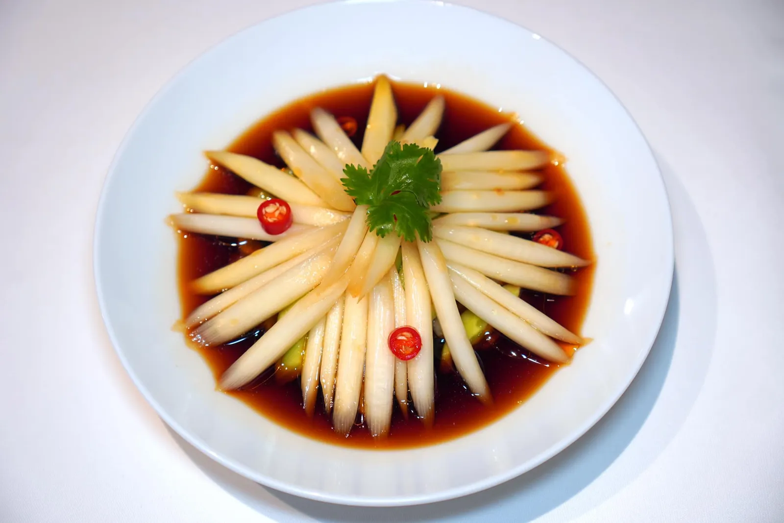 捞汁白芦笋 (88 CNY+)White Asparagus in Homemade Sauceหน่อไม้ฝรั่งขาวหั่นมาเป็นชิ้นพอดีคำเพื่อให้เคี้ยวกรอบ ๆ เข้ากันดีกับซอสเค็มเปรี้ยวช่วยกระตุ้นน้ำย่อยได้ดีและมีความเผ็ดเพียงเล็กน้อย (16/20)