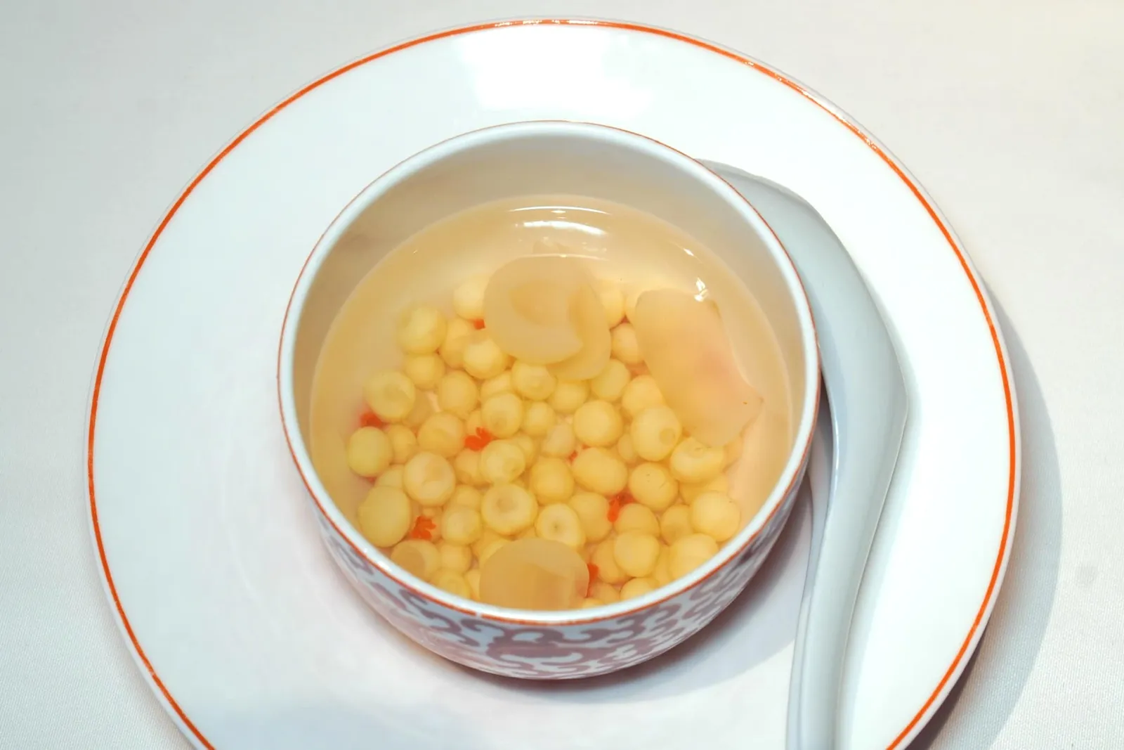 鸡头米桂花炖、杏汁炖 (48 CNY+)Gorgon Fruit Stewed in Osmanthus Soup or Stewed in Almond JuiceGorgon Fruit หรือผลเคี่ยมซิกตุ๋นในน้ำเก๊กฮวยให้รสชาติเบา รับประทานง่าย (15/20)