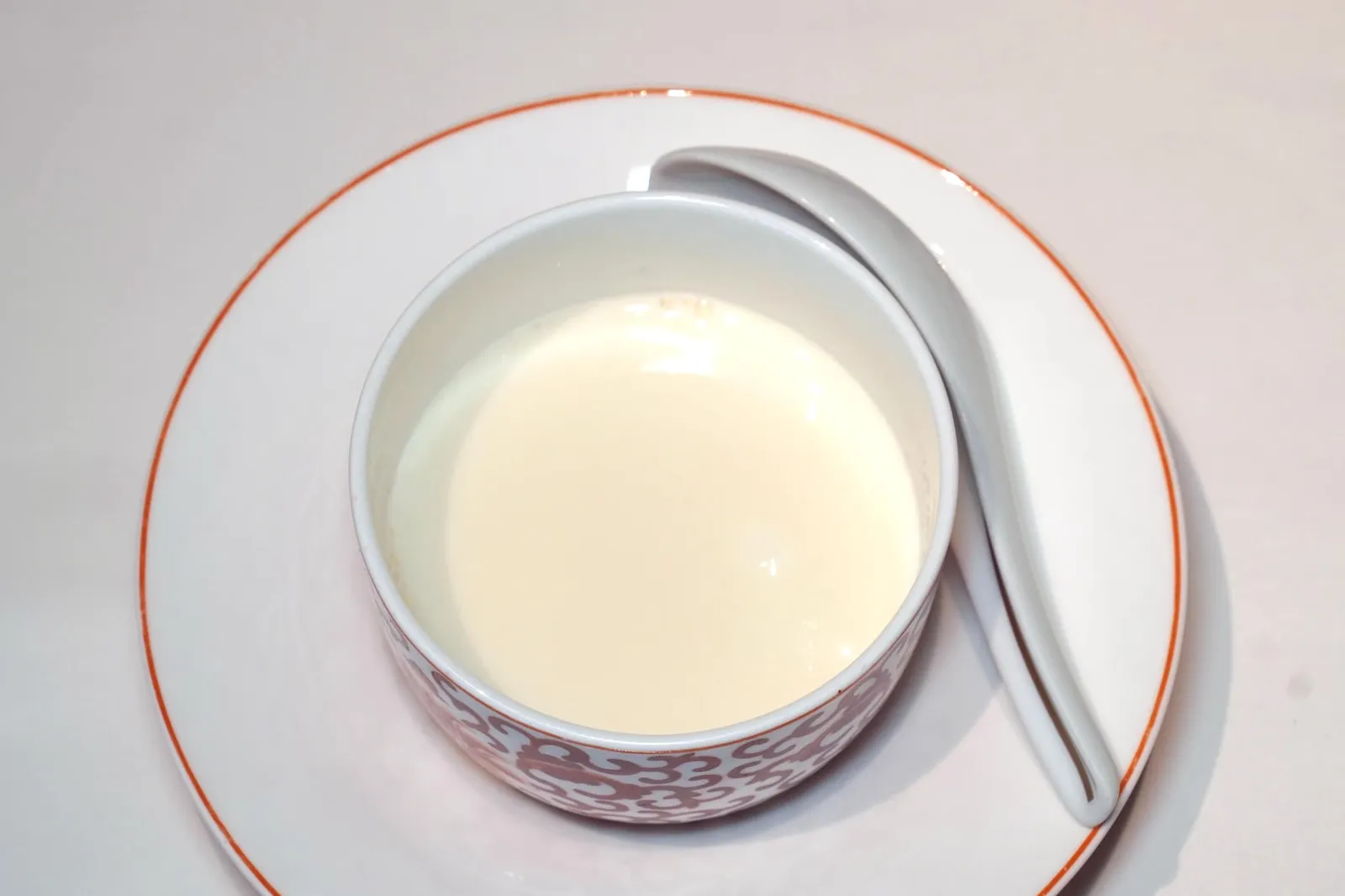 鸡头米桂花炖、杏汁炖 (48 CNY+)Gorgon Fruit Stewed in Osmanthus Soup or Stewed in Almond Juiceบางท่านอาจเลือกให้เสิร์ฟมากับน้ำอัลมอนด์ไข่ขาวคุณภาพดี (16/20)