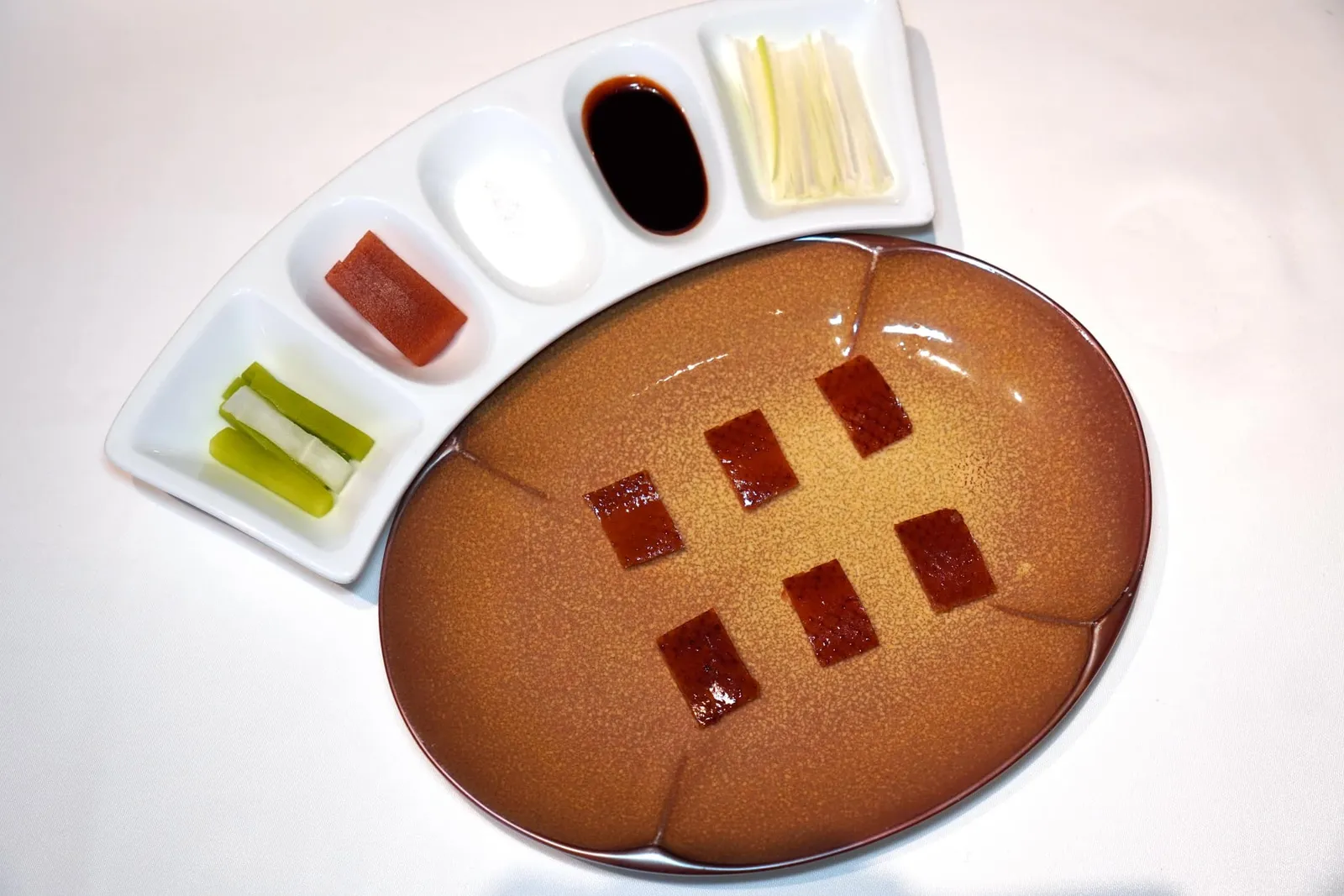 老北京烤鸭 (358 CNY+)Beijing Roasted Duckเริ่มต้นจากหนังส่วนอกซึ่งมีความบางมากที่สุดเชฟแนะนำให้รับประทานกับน้ำตาล (15/20)