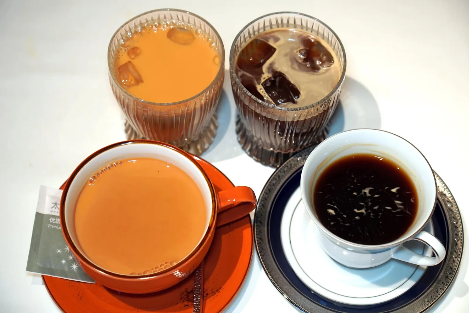 เครื่องดื่มชาและกาแฟมอบให้ลูกค้าทุกท่านแบบไม่มีค่าใช้จ่ายเพิ่มเติม