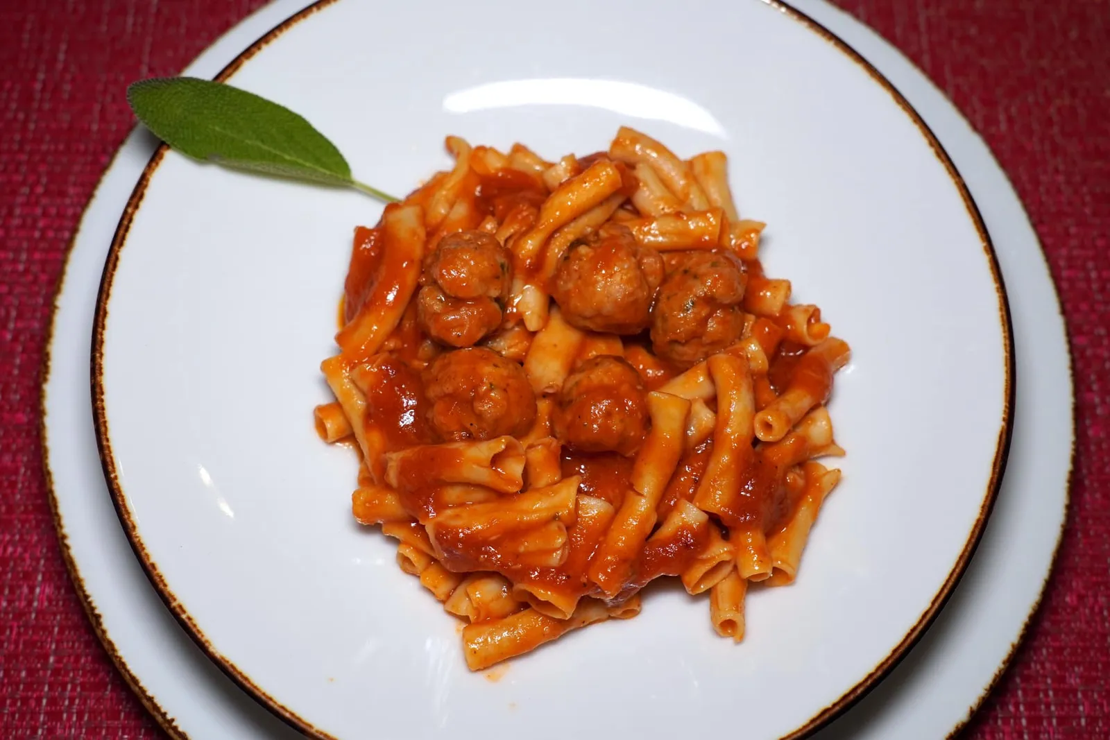 FUSILLI “RAGU” NAPOLI (450++)Hand rolled, slowly simmered ragù sauce, pork and veal meatballsพาสต้าเส้นสด Fusilli นุ่มหนึบเสิร์ฟมากับซอส Ragù เข้มข้น นอกจากนี้ยังมีลูกชิ้นที่ผสมผสานเนื้อหมูกับลูกวัวจนได้เนื้อสัมผัสที่สู้ฟันพอเหมาะและไม่กระด้าง (13/20)