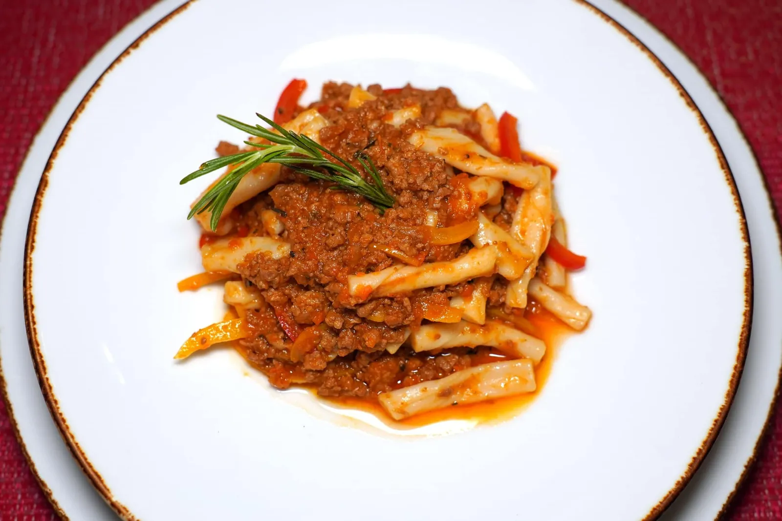 STROZZAPRETI AGNELLINO (450++)Hand rolled twisted pasta, simmered ragù of milk fed lambStrozzapreti เป็นเส้นพาสต้าที่มีลักษณะบิดเป็นเกลียวสร้างเนื้อสัมผัสที่เป็นเอกลักษณ์ เชฟเสิร์ฟมากับซอส Ragù ที่เตรียมมาจากเนื้อลูกแกะตุ๋นจนนุ่ม (12/20)