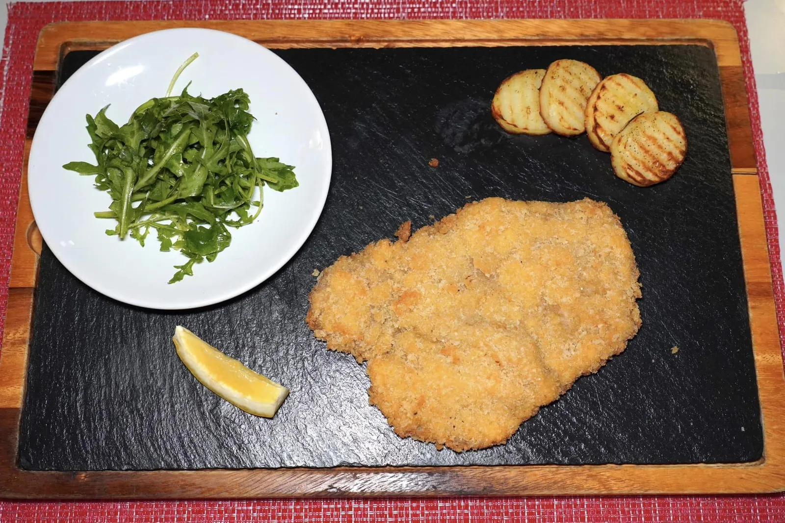 MILANESE (700++)Breadcumb, pan fried, Organic rucolaสำหรับเมนคอร์สเราเลือกชิมเนื้อชุบเกล็ดขนมปังทอดเสิร์ฟมากับผักร็อคเก็ตออร์แกนิคและเลมอน จานนี้จะเน้นไปที่ความคุ้มค่าในขณะที่รสชาติอยู่ในเกณฑ์ธรรมดาทั่วไป (11/20)