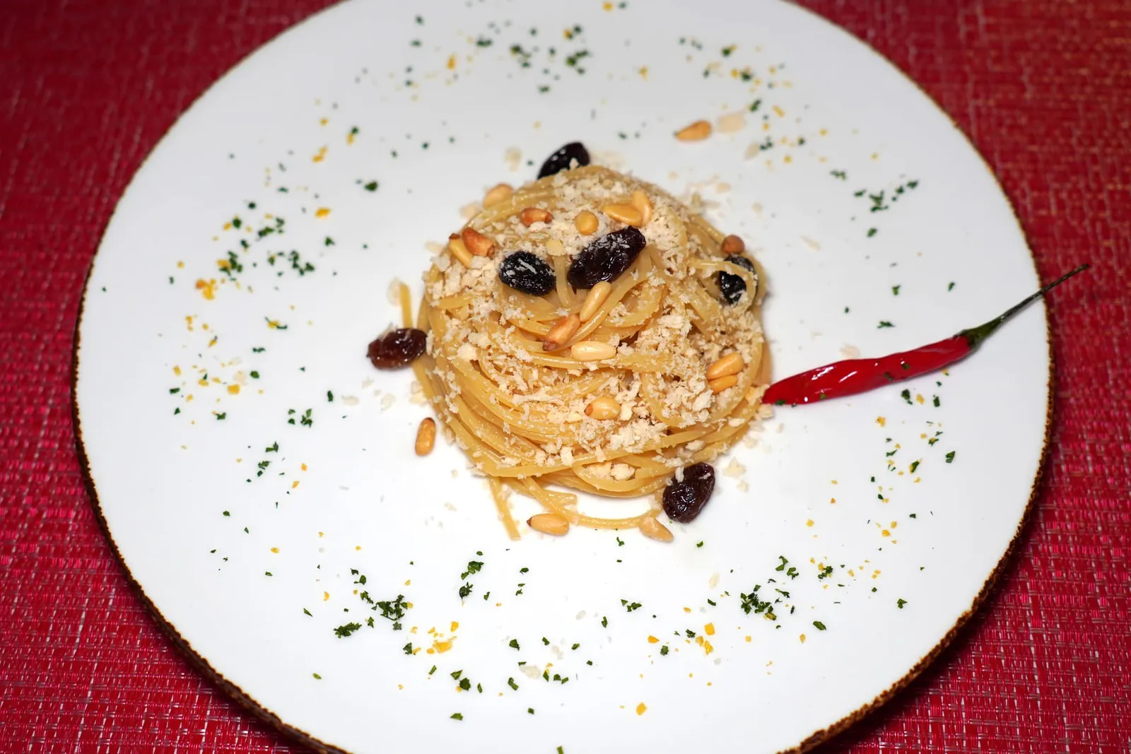 CETARA AMALFI COLATURA (390++)Spaghetti, essence of anchovy, chili, parsley, bread crumbs, pine nuts, resinsพาสต้าเส้น Spaghetti คลุกเคล้ากับทุกสิ่งทุกอย่างที่บ่งบอกถึงตัวตนของอาหารจากแถบชายฝั่ง Amalfi Coast ไม่ว่าจะเป็น Cetara Colatura หรือน้ำปลาอิตาลีจากเมือง Cetara, อโรมาของแองโชวี่, พริก, เกล็ดขนมปัง นอกจากนี้ยังมีความกรอบของเมล็ดสนและลูกเกดอีกด้วย (13/20)