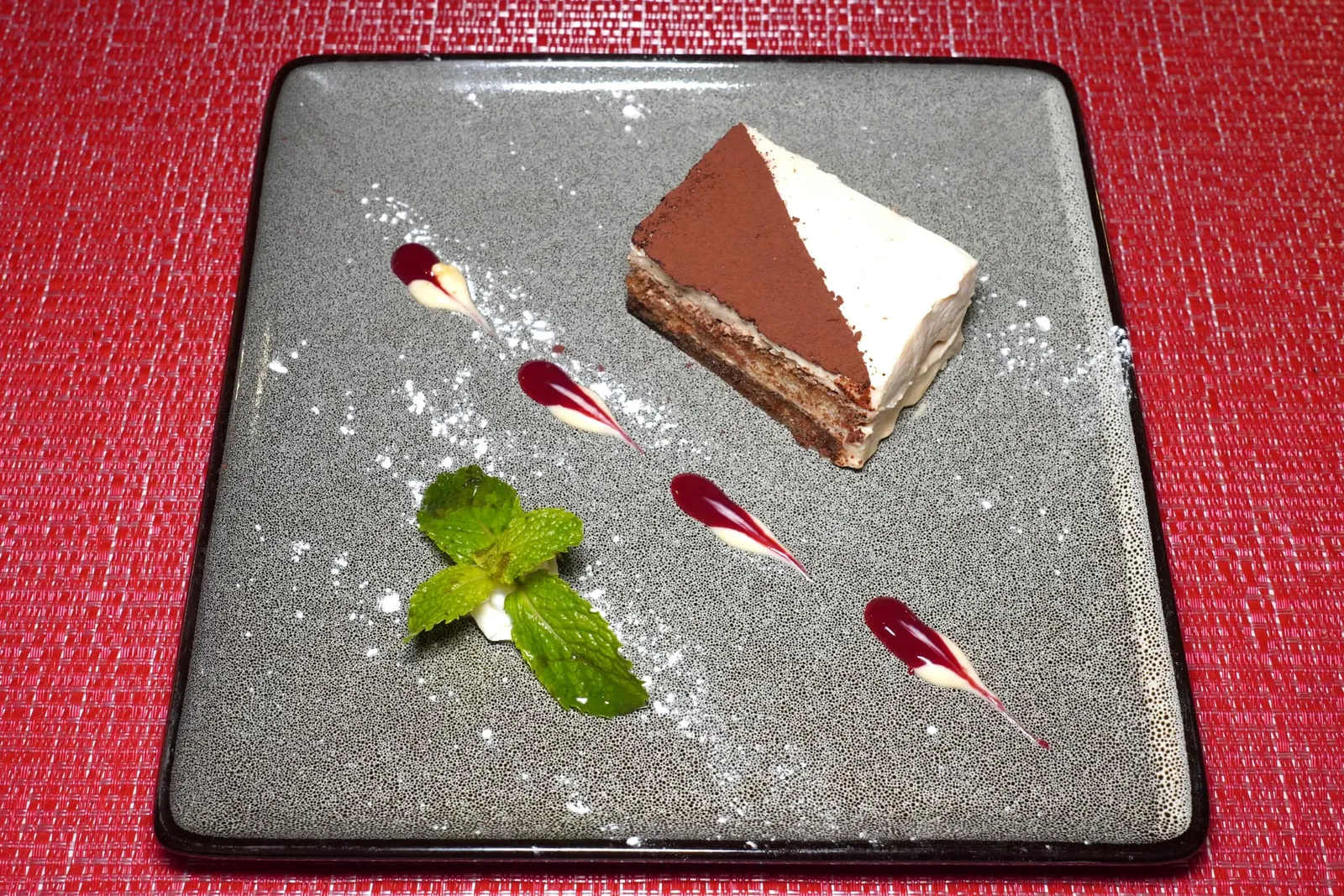 TIRAMISU zia TETTELLA (280++)Mascarpone, delight, coffee, liqueur infused savoiardiทิรามิสุมีความหอมมันของมัสคาโปนตัดกันกับความขมและเข้มข้นของกาแฟ นอกจากนี้เชฟยังใส่เหล้ามาเล็กน้อยด้วย (13/20)