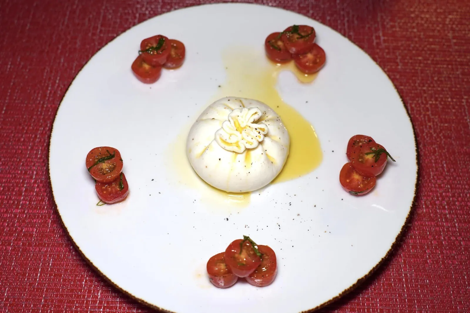 PERLE d' ITALIA BURRATA (organic) (490++)Cherry tomatoesเริ่มต้นมื้ออาหารด้วยชีสบูราต้าออร์แกนิคคุณภาพสูงที่เพียงใช้มีดหั่นเบา ๆ ก็จะมี Stracciatella ไหลเยิ้มออกมาผสานกันกับความสดชื่นของมะเขือเทศได้อย่างลงตัว (13/20)