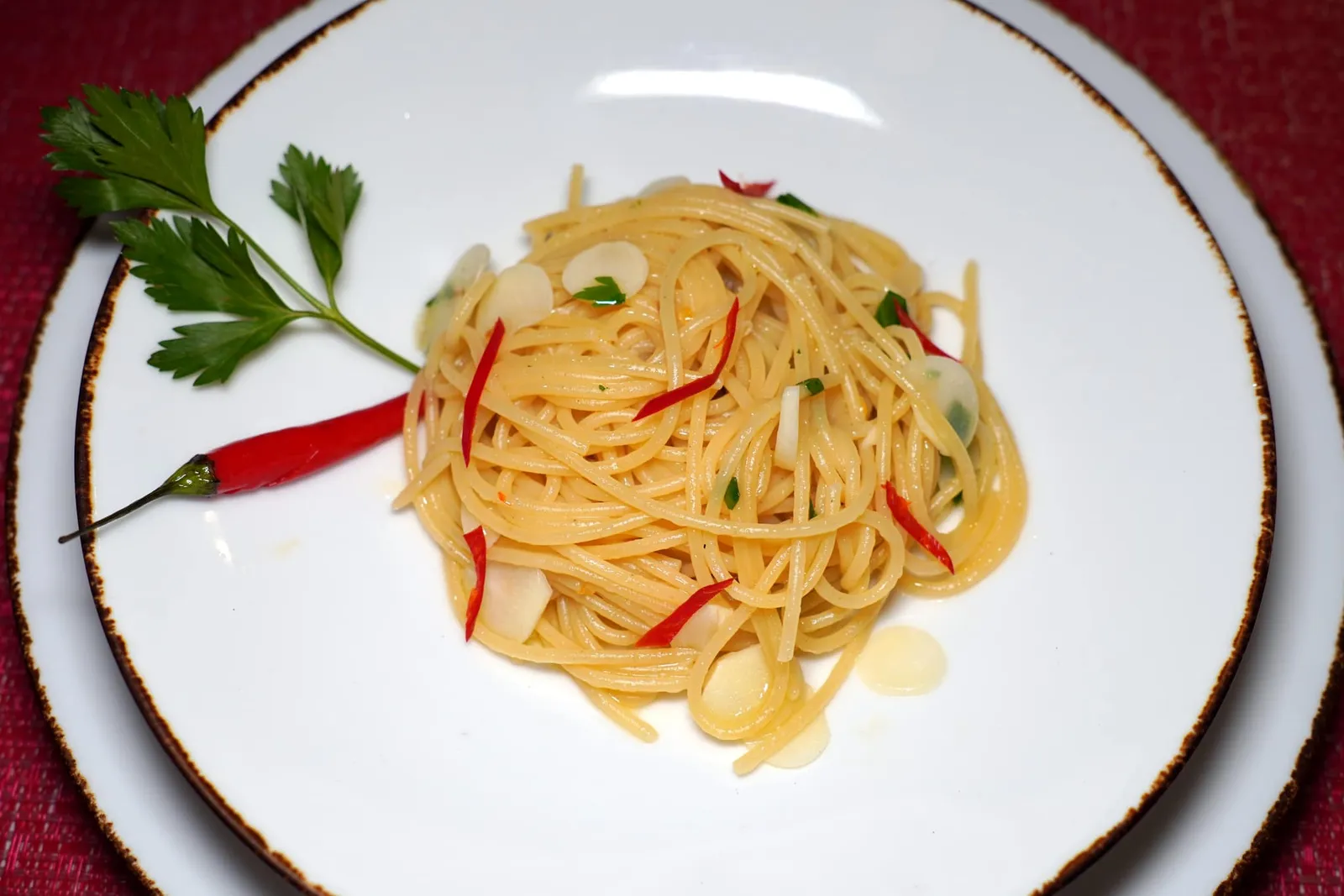 A.O.P (290++)Spaghettiหนึ่งในเมนูที่เราขอปักหมุดว่าห้ามพลาดคือจานที่ทุกคนคุ้นเคยอย่าง A.O.P. ซึ่งนิยมกันมากและทางร้านก็ทำออกมาได้อย่างไร้ที่ติ พาสต้าเส้น Spaghetti เสิร์ฟมาที่ความสุก Al Dente โดยมีความหอมของกระเทียมที่ไร้ซึ่งกลิ่นฉุนและกลิ่นหอมของน้ำมันมะกอกชั้นดี (13/20)
