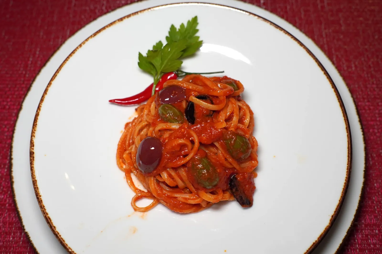 PUTTANESCA (390++)Linguine, anchovy, kalamata, capersหนึ่งในเมนูที่บ่งยอกถึงตัวตนแห่งภูมิภาค Campania คือ Puttanesca โดยเชฟเลือกใช้พาสต้าLinguine เสิร์ฟมากับซอสที่มีอโรมาหอม ๆ ของมะกอกผสานเข้ากันกับความเค็มอันกลมกล่อมของแองโชวี่ชั้นดี (13/20)