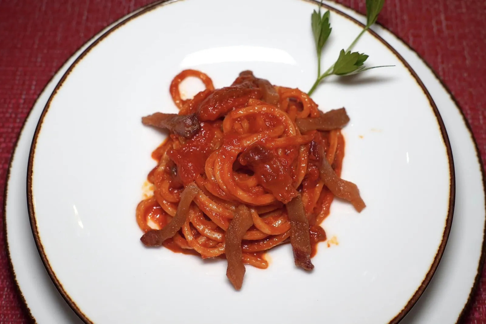 AMATRICIANA (450++)Chitarra, guanciale, passata, pecorino romanoพาสต้าเส้น Chitarra เสิร์ฟมากับซอส Amatriciana แบบถูกต้องตามต้นตำรับ ตัวซอสมีเบสเป็น Passata ให้รสชาติเปรี้ยวอุมามิเข้มข้น จากนั้นเสริมด้วยความเค็มของชีส Pecorino และความเค็มของ Guanciale (14/20)