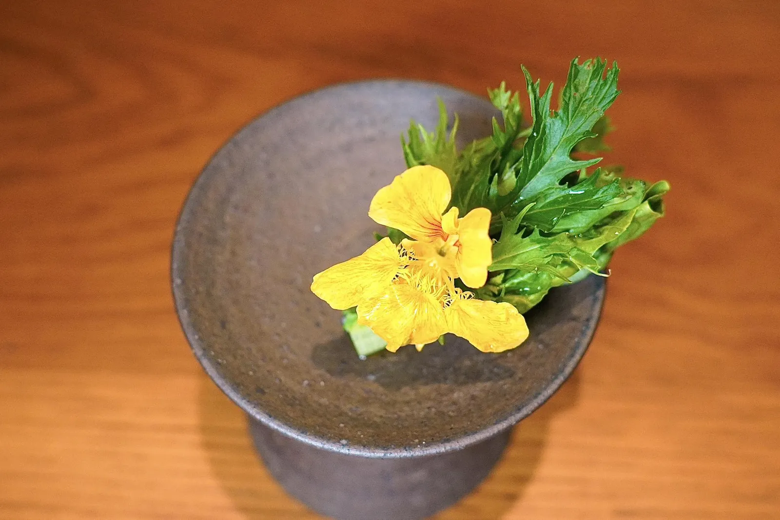 Mizunaสลัดช่อดอกไม้ประกอบขึ้นจากผักกาด ผัก Mizuna ใบชิโสะ และดอก Nasturtium จากนั้นปรุงแต่งด้วยรสชาติของซอสที่ได้รับแรงบันดาลใจมาจากน้ำจิ้มไทย ทั้งยังมีความกรอบและหอมของหนังไก่อีกด้วย (16/20)