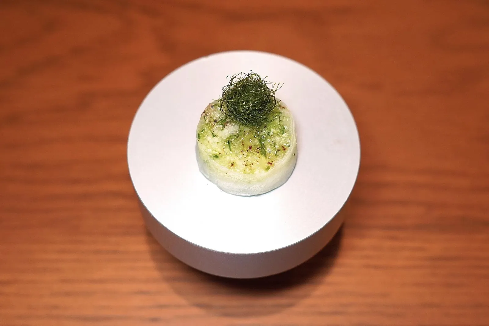 Cucumber Rollโรลแตงกวาที่เชฟใช้ Daikon Radish เป็นเนื้อสัมผัสหลักแทนข้าวสร้างความหลากหลายทางเนื้อสัมผัส เพสต์ด้านบนเตรียมมาจากพริกไทยหลายชนิดให้รสเผ็ดเบา ๆ รวมไปถึงใบมะกรูดที่ให้ความฉุนอย่างมีมิติ (15/20)