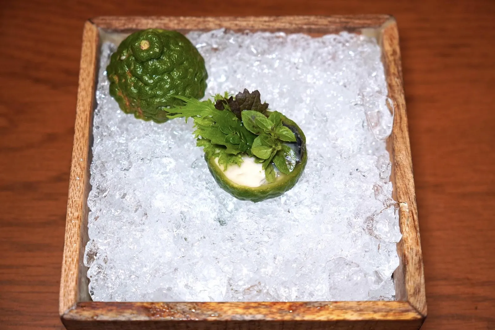 Kaffir Limeหอยนางรม Gillardeau เสิร์ฟมากับซอสที่เตรียมมาจากมะกรูด กีวี่ เมลอน และใบเบซิล (17/20)