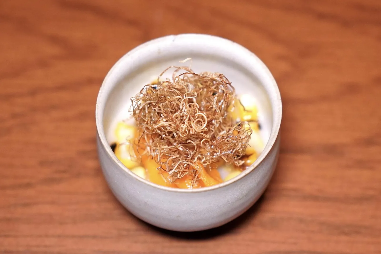 Uniหนึ่งในจานที่โดดเด่นที่สุดในวันนี้คือ Chawanmushi หรือไข่ตุ๋นที่มีอโรมาหอม ๆ ของทุเรียนเพียงเบา ๆ โดยไร้ซึ่งกลิ่น VSC ที่รุนแรงแบบที่พบเห็นในทุเรียนปกติ เชฟผสานเข้ากันกับความหอมของซอสนมถั่วเหลือง ความหวานหอมของข้าวโพดย่าง และความครีมมี่ของ Bafun Uni จากจังหวัด Hokkaido ด้านบนยังมีสาหร่ายคอมบุกรอบ ๆ ใส่มาอีกด้วย (17/20)