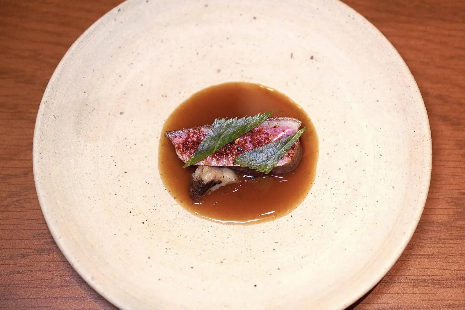 Duckเนื้อส่วนอกเป็ดย่างแล้วเสิร์ฟมากับผง Shichimi รอบ ๆ คือซอส Jus ที่เคี่ยวมาจากน้ำกระดูกเป็ดเสริมด้วยรสชาติของน้ำสตรอว์เบอร์รี่หมัก (16/20)