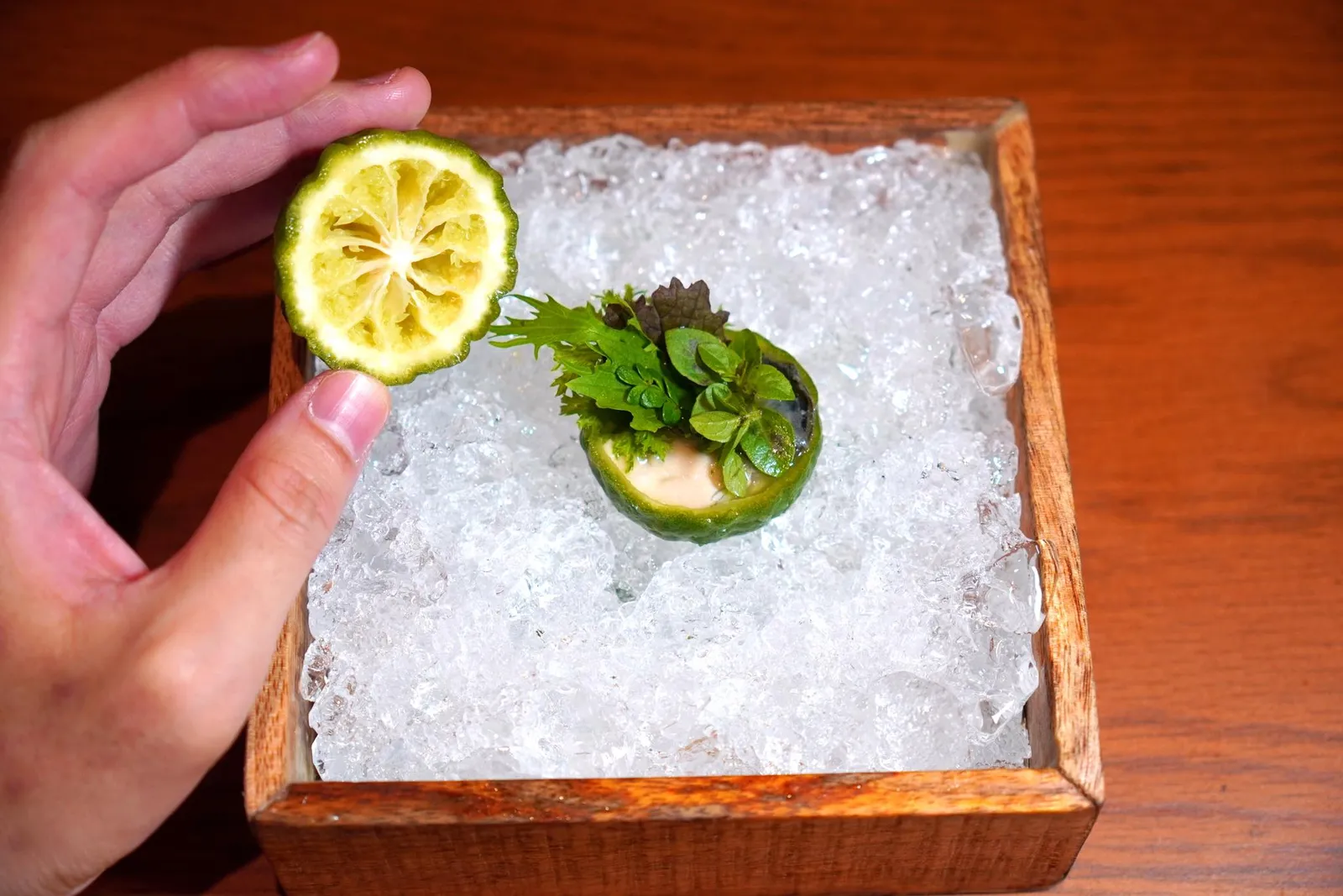 Kaffir Limeก่อนชิมให้บีบมะกรูดลงไปสร้างมิติและรสชาติที่ซับซ้อนเข้ากันได้กับหอยนางรมได้อย่างไม่น่าเชื่อ (17/20)