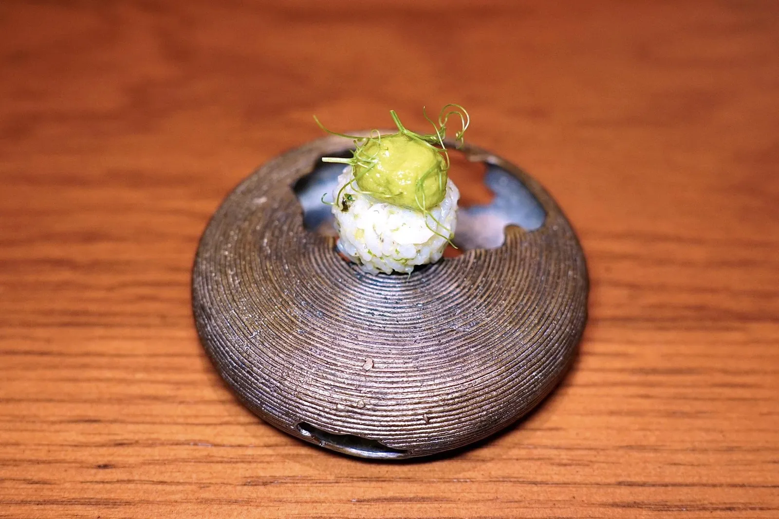 Pea Tendrilsข้าวที่เตรียมมาเป็นบอลทรงกลม ด้านบนท็อปด้วยเพสโต้ที่ผสมผสานยอดถั่วเข้ากันกับอโวคาโด ยังมียอดถั่วเสิร์ฟมาท็อปด้านบนอีกทีหนึ่ง (14/20)