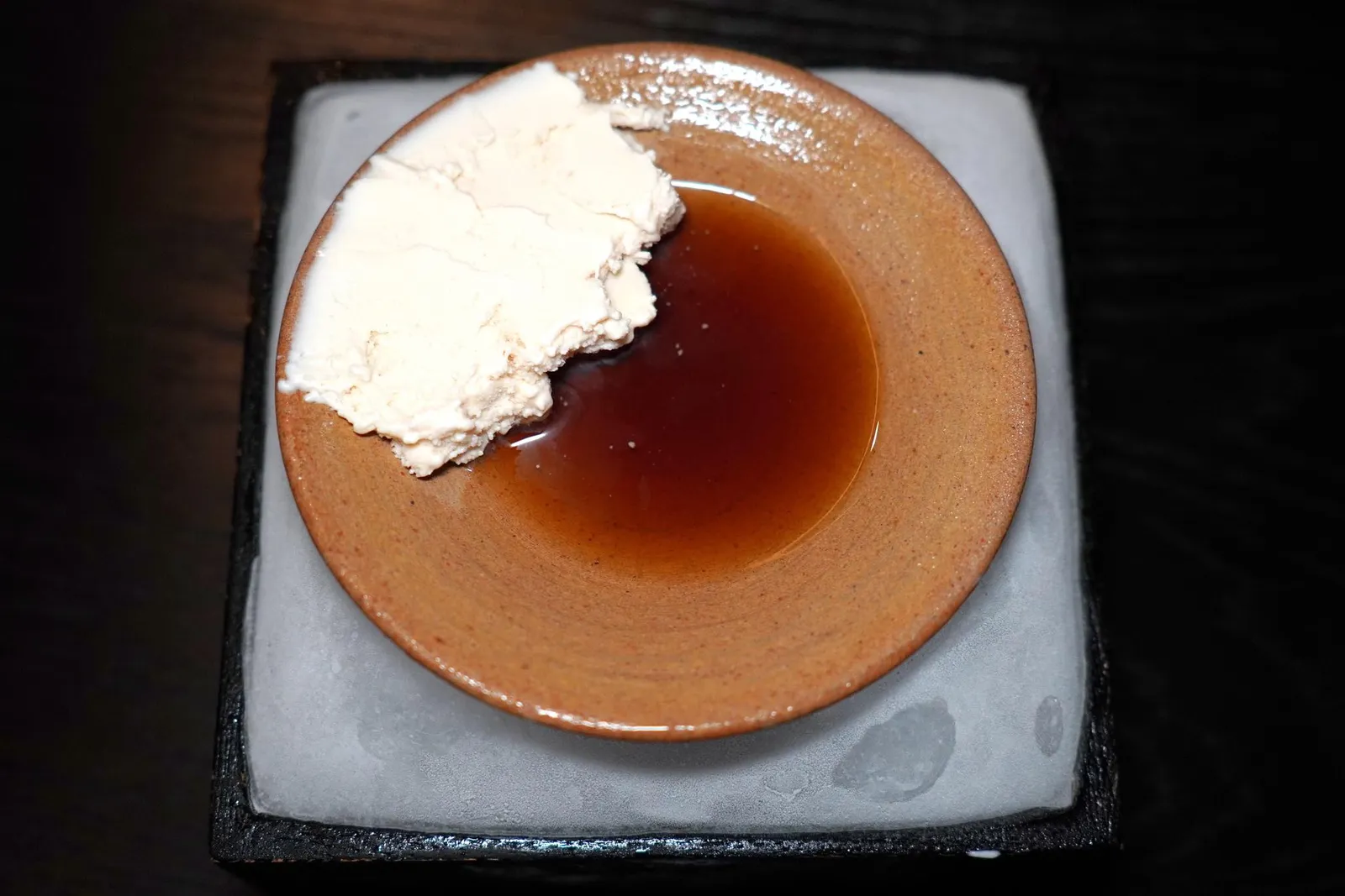 Coconutเจี๊ยบตั้งใจนำเสนอรสชาติของ Affogato โดยไม่มีองค์ประกอบของครีมหรือกาแฟผสมอยู่แม้แต่น้อย องค์ประกอบสำคัญคือซอร์เบท์มะพร้าวที่เลือกใช้ส่วนครีมเตรียมมาจากมะพร้าวแก่ ส่วนน้ำและเนื้อเตรียมมาจากมะพร้าวอ่อน เชฟจับคู่กับชาอู่หลงเผาจากมณฑล Yunnan ที่เตรียมโดยใช้กระบวนการเดียวกันกับกาแฟเอสเปรซโซ่นั่นเอง (15/20)