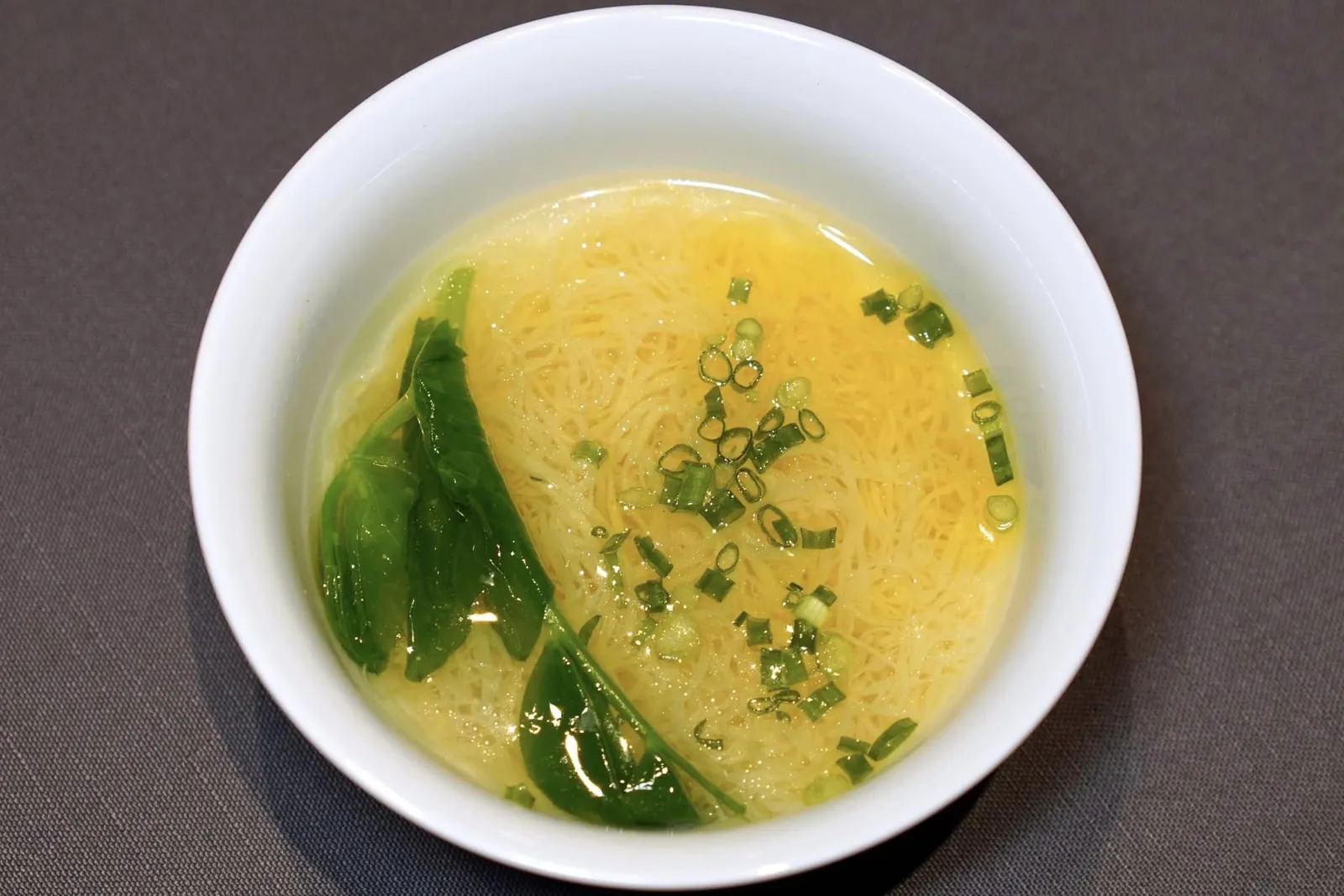 鸡汤大刀金丝面 (28 CNY+)HANDMADE EGG NOODLES WITH CHICKEN SOUPไม่น่าเชื่อว่าหนึ่งในเมนูที่ดีที่สุดในวันนี้จะเป็นบะหมี่ไข่ ทางร้านเตรียมเส้นบะหมี่ออกมาได้มีลักษณะเรียวเล็ก เนื้อสัมผัสเคี้ยวง่ายไม่กระด้าง จากนั้นเสิร์ฟมาในน้ำซุปไก่ร้อน ๆ รสชาติกลมกล่อม (16/20)