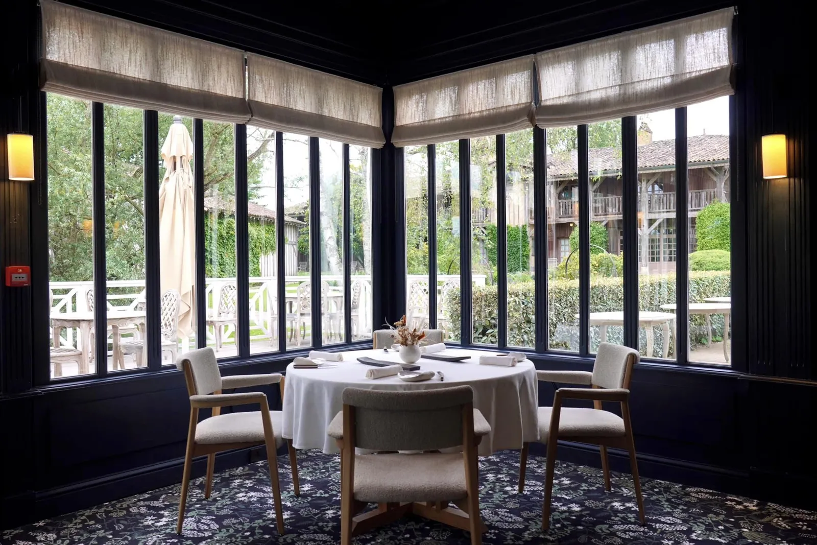 สำหรับ La Grand'Vigne เป็นหนึ่งในห้องอาหารที่ดีที่สุดในภูมิภาค Nouvelle-Aquitaine ตัวอาคารมีลักษณะเป็นกลาสเฮ้าส์ที่สร้างขึ้นตั้งแต่ช่วงยุคศตวรรษที่ 18 เทียบเท่ากันกับอายุของเตาฟืนในห้องรับประทานอาหารหลัก