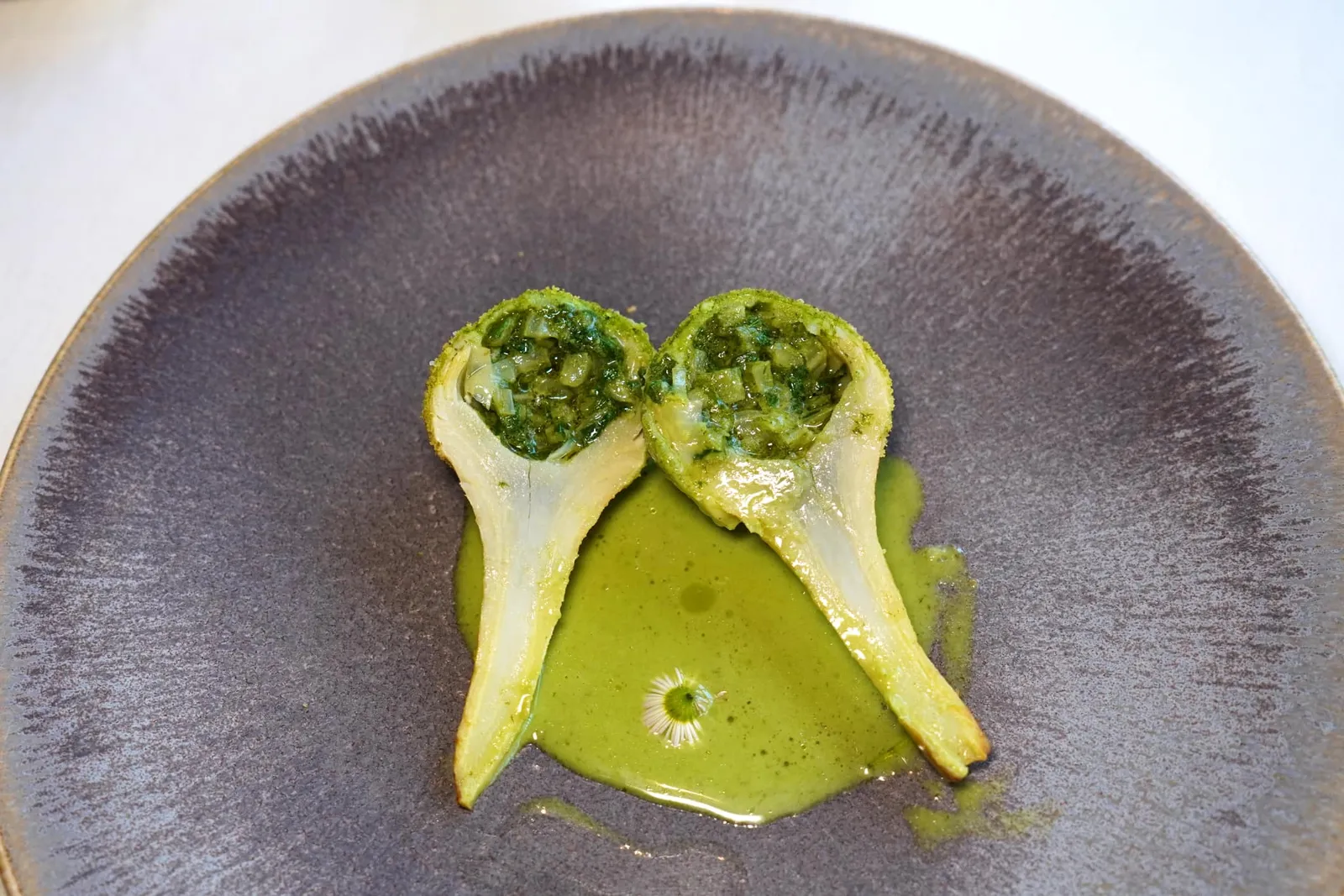 Balade au potager Millésime 2017Poivrade artichoke, tarragon barigouleคอร์สนี้จบด้วยการเทราดซอส Artichoke Barigoule ซอสสุดครีมมี่และมีรสเปรี้ยวเบา ๆ ที่ผสมผสานใจอาร์ติโชคและทาร์รากอนเข้าด้วยกัน ทั้งยังมีส่วนในการป้องกันไม่ให้อาร์ติโชคเกิดกระบวนการ Browning จากอากาศอีกด้วย (18/20)