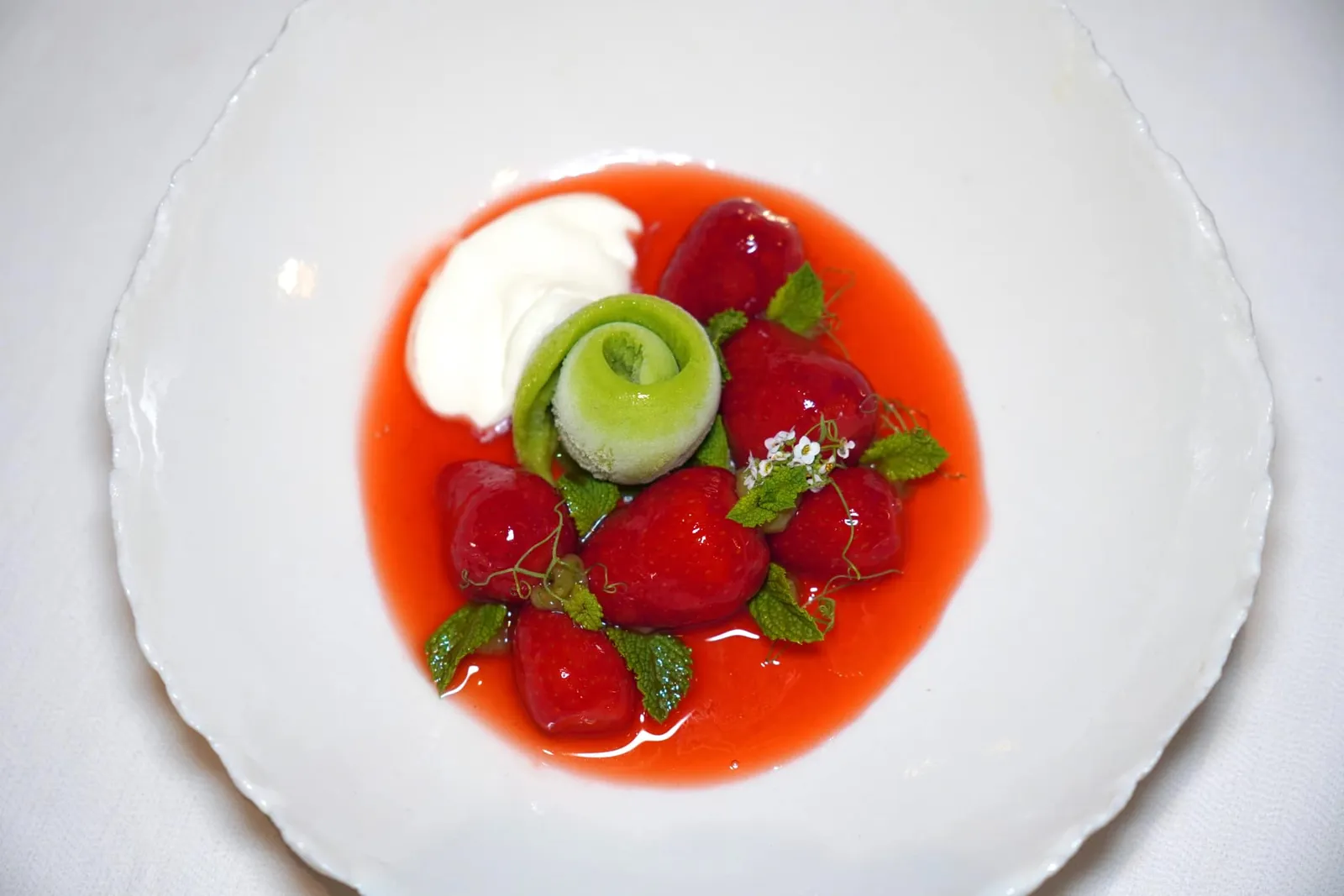 Fraise et Caviar du jardin Primeur 2024Etcelu farm Strawberries, Mint and Peasเชฟเสิร์ฟสตรอว์เบอร์รี่คุณภาพสูงสายพันธุ์ Magnum จากฟาร์มในเมือง Etcelu ภูมิภาค French Basque Country ซึ่งกำลัง In Season อยู่ในช่วงเดือนพฤษภาคม ชิ้นสตรอว์เบอร์รี่มีเนื้อสัมผัสที่นุ่มจนแทบละลายในปาก ข้าง ๆ กันคือ Cream Cheese สด ๆ หอมมันที่ใส่มาเพื่อชวนระลึกถึงวิปปิ้งครีม จากนั้นพนักงานจะเทราดซอสสตรอว์เบอร์รี่รดชาติเปี้ยวลงไป ในจานยังมีใบถั่วที่มีความฉุนเฉพาะตัวจับคู่มากับกรานิต้าและซอร์เบท์ถั่วเย็นชื่นใจ (20/20)