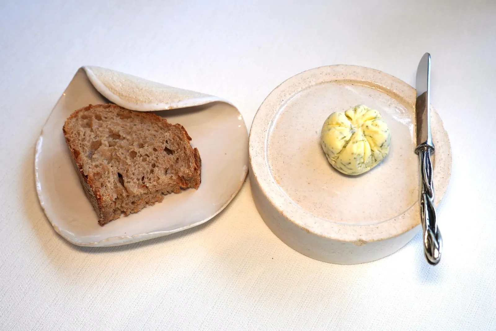 Organic bread and butterทางร้านนำเสนอขนมปังออร์แกนิคที่เตรียมขึ้นมาจากเมล็ดธัญพืชออร์แกนิคโดยมี Supplier เป็นเบเกอกรี่ชื่อดังในนคร Bordeaux จากนั้นเสิร์ฟมาคู่กันกับเนยท้องถิ่นจากแถบ Bordeaux ผสมผสานกับเมล็ดเฟนเนลจากสวน