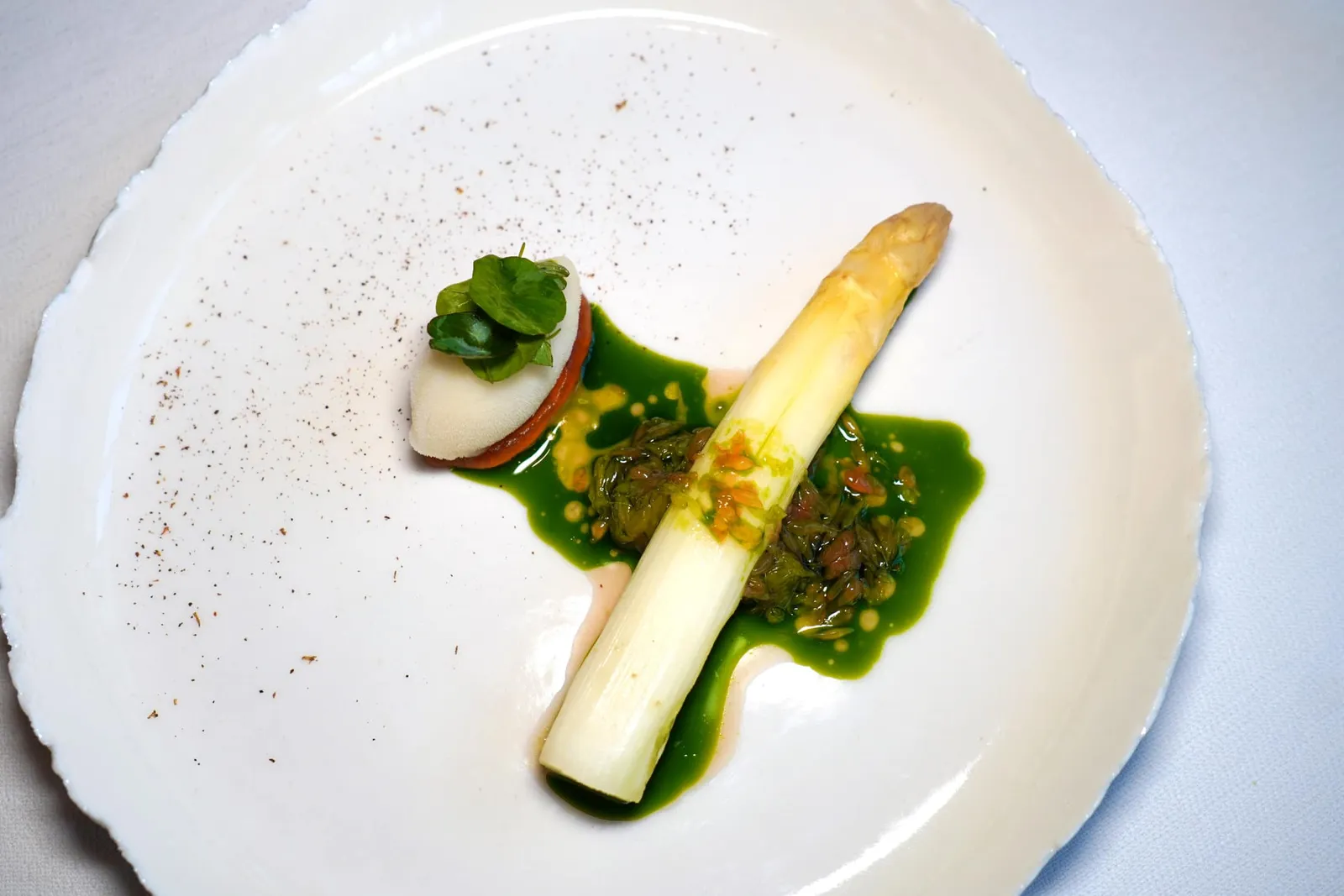 Asparagus Albus en croûte de sel Primeur 2024Gironde white asparagus, nasturtium and citrus fruitสุดท้ายคือน้ำมันสีเขียวสดที่ผสมผสานใบ Nasturtium เข้ากันกับผักหลายชนิดโดยมีรสเปรี้ยวที่ได้จากส้มโอ, ส้ม และเลมอนมาช่วยผสานองค์ประกอบหลักอื่น ๆ เข้าด้วยกันและเติมแต่งรสชาติของจานให้สมบูรณ์แบบ (18/20)
