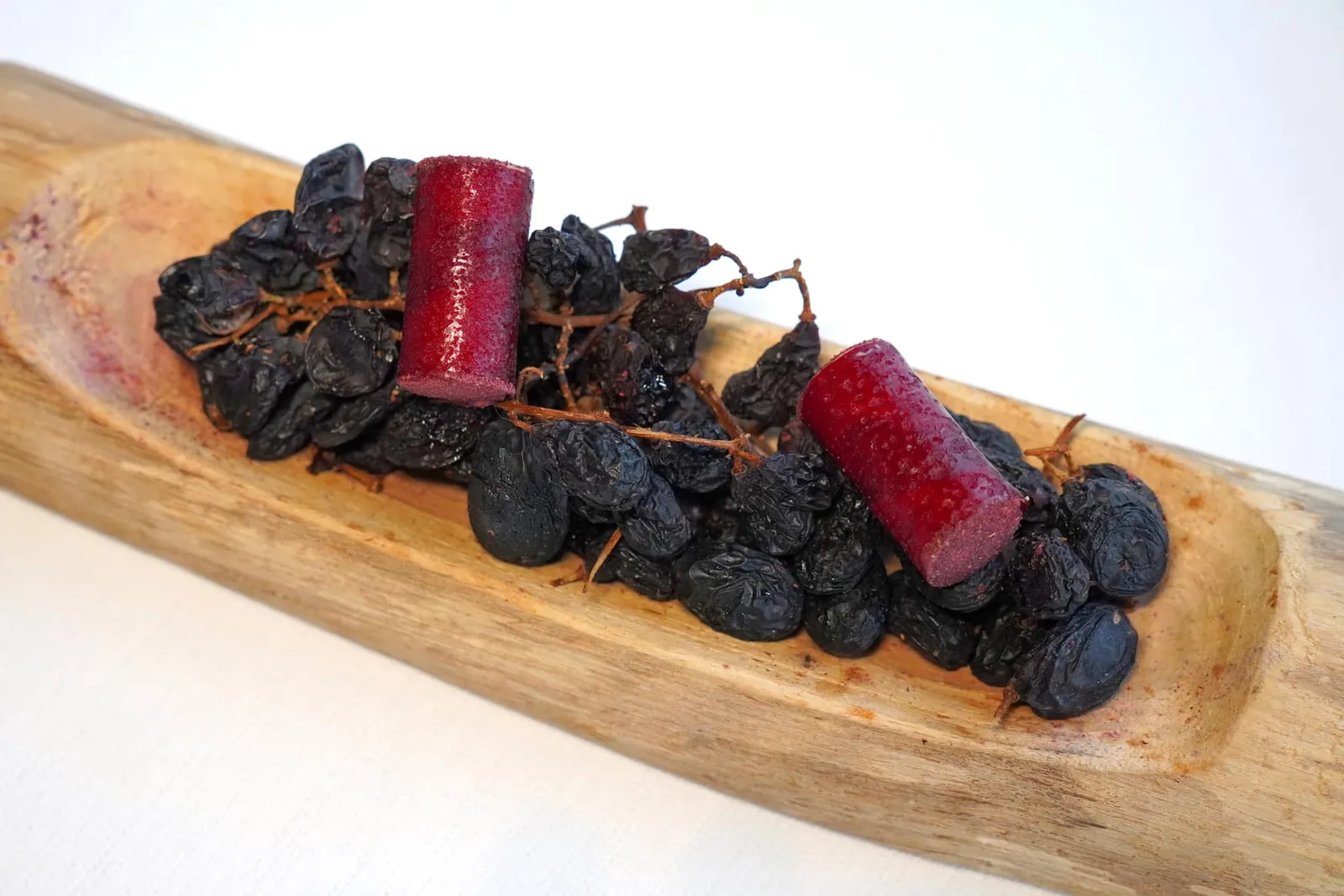 Amuse-boucheมาถึง Signature Amuse-bouche ประจำร้านมีลักษณะคล้ายกับจุกคอร์กไวน์ ผิวชั้นนอกบางกรอบในขณะที่ฟัวกราส์ตรงกลางมีความละมุนลิ้น ด้านในบรรจุโฟมฟัวกราส์และองุ่นที่ผ่านการดองในเหล้าท้องถิ่น Pineau des Charentes ให้รสเปรี้ยวหวานกลมกล่อม (17/20)