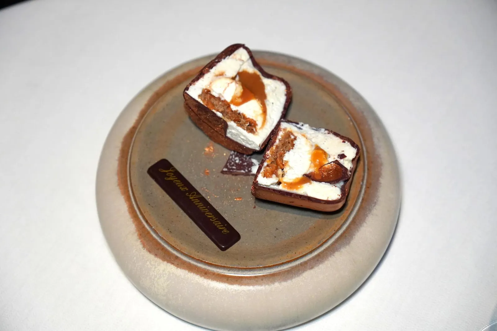 Special Dessertเมื่อผ่าออกมาจะพบกับองค์ประกอบอันหลากหลายทั้งบิสกิตกรอบที่มีส่วนผสมของเหล้ารัมชวนนึกถึงเมนูต้นตำรับ โฟมวานิลลาเย็นชื่นใจ คาราเมลเข้มข้น และเปลือกช็อกโกแลตกรอบ ๆ ด้านนอก