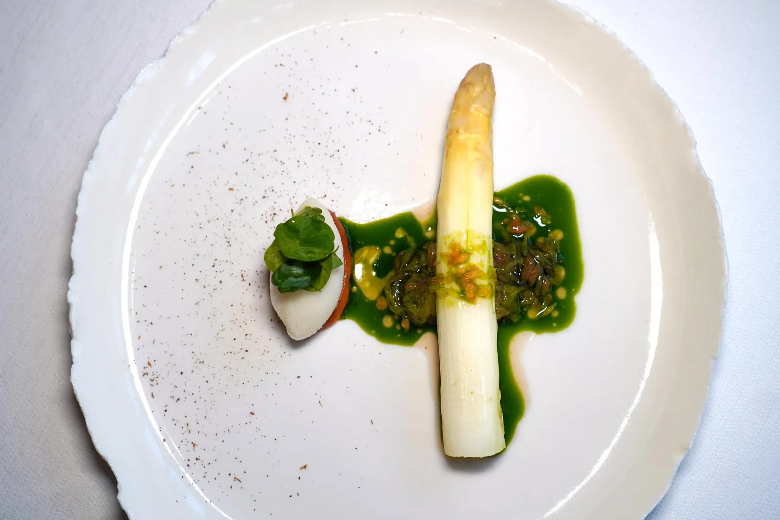 Asparagus Albus en croûte de sel Primeur 2024Gironde white asparagus, nasturtium and citrus fruitข้าง ๆ กันคือซอร์เบท์หน่อไม้ฝรั่งขาวโดยเชฟเลือกใช้ส่วนต้นและใบที่เหลือมาเตรียมเพื่อไม้ให้เสียของ ด้านล่างรองด้วย Vinegar ที่มีส่วนผสมของพริกไทย Timut เช่นกันช่วยเรียกความสดชื่นได้ดี ด้านบนท็อปด้วยใบ Nasturtium สด (18/20)