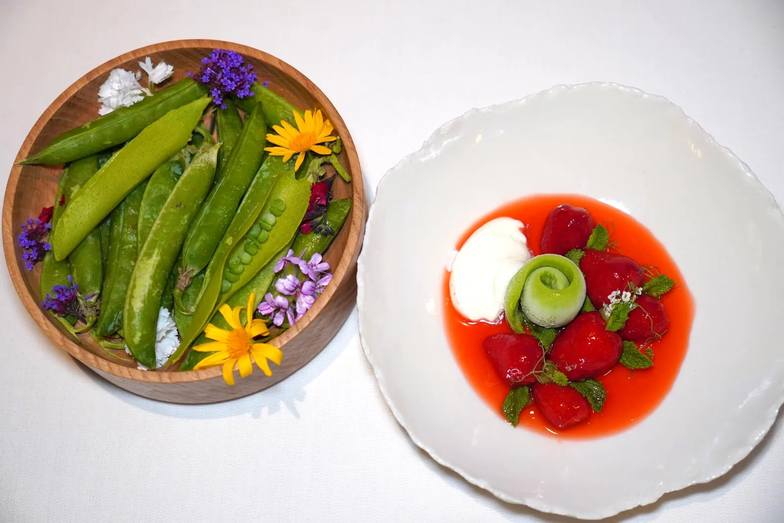 Fraise et Caviar du jardin Primeur 2024Etcelu farm Strawberries, Mint and Peasของหวานที่ดีที่สุดจานหนึ่งที่เราได้ชิมมาในรอบปีนี้ได้รับแรงบันดาลใจมาจากประสบการณ์ในวัยเด็กอย่างสตรอว์เบอร์รี่และวิปปิ้งครีม (20/20)