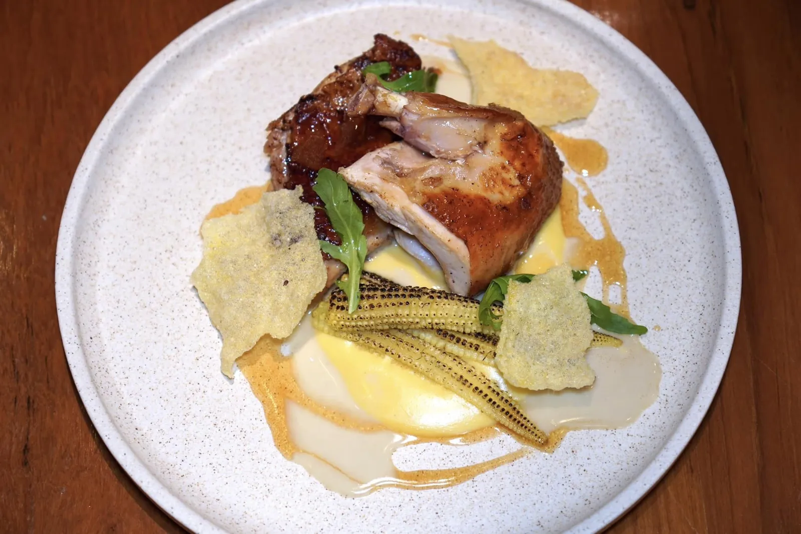 ROASTED CHICKEN (690++)Corn, Albufeira Sauceหนี่งในจานที่ดีที่สุดในมื้อนี้คือไก่คุณภาพสูงจากคลองไผ่ฟาร์มที่เชฟนำไปย่างสุกกำลังดีสังเกตได้จากความฉ่ำของชั้นกล้ามเนื้อ รอบ ๆ คือเบบี้คอร์นย่างและพูเรข้าวโพดหวานหอม ยังมีความกรอบของแผ่นชิปส์โปเลนต้า จากนั้นเติมแต่งด้วยรสชาติของซอส Albufeira ผสมผสานกันกับซอส Jus ไก่ได้อย่างลงตัว (14/20)