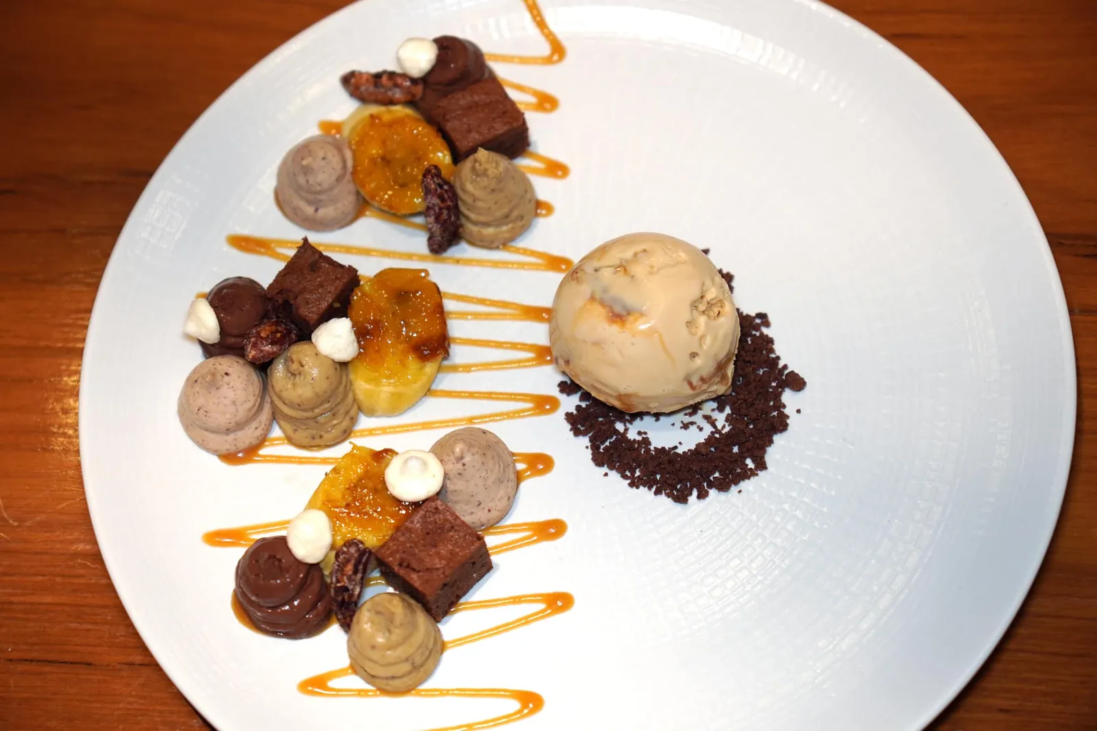 BANOFFEE (320++)ชิ้นกล้วยที่ผ่านกระบวนการคาราเมลไลซ์จนได้รสหวานแซมด้วยความขมเบา ๆ ยังมีองค์ประกอบช็อกโกแลตบราวนี่ ครีมกล้วย และมูสถั่วพีแคนสร้างความหอมมันและครีมมี่ เชฟยังใช้ไอศกรีมคาราเมลในการเติมรสชาติเค็มที่ขาดหายไปได้อย่างพอเหมาะ (14/20)